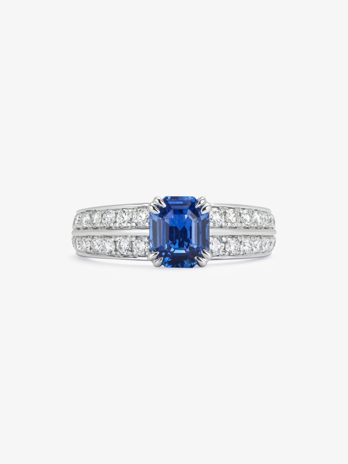Anillo de oro blanco de 18K con zafiro azul cornflower en talla octogonal de 1,477 cts y 36 diamantes en talla brillante con un total de 0,59 cts