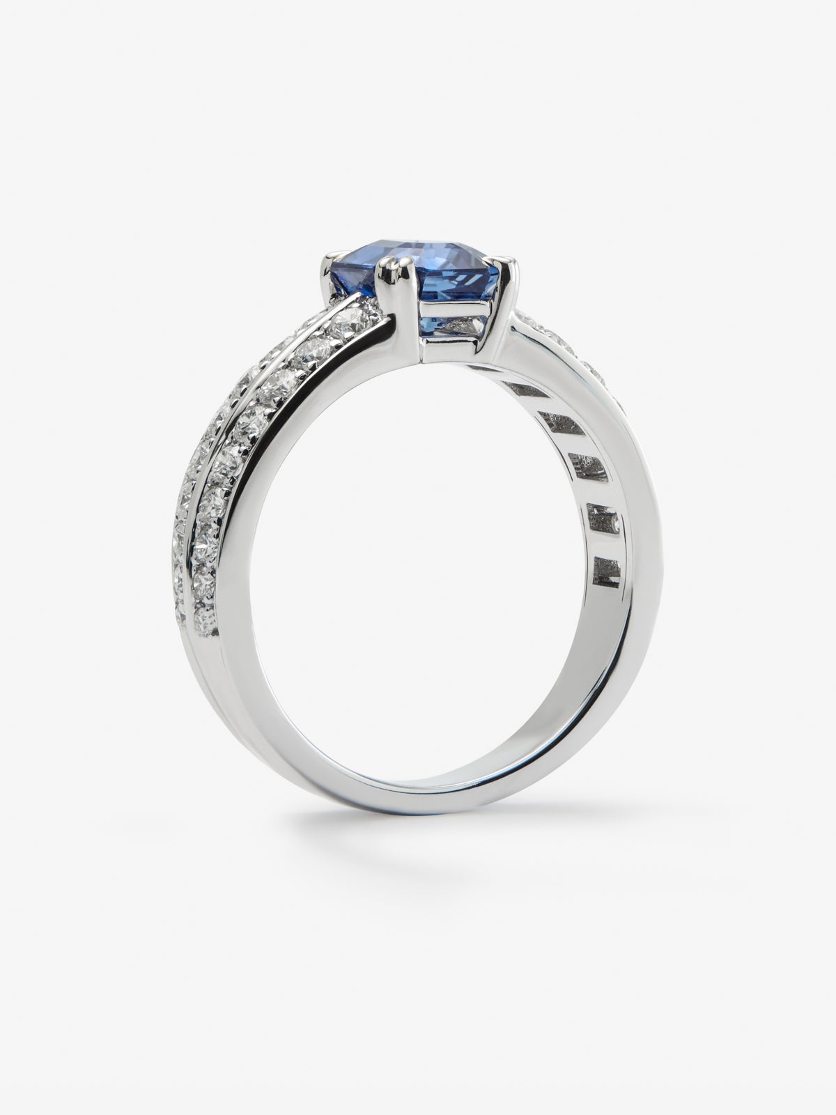 Anillo de oro blanco de 18K con zafiro azul cornflower en talla octogonal de 1,477 cts y 36 diamantes en talla brillante con un total de 0,59 cts