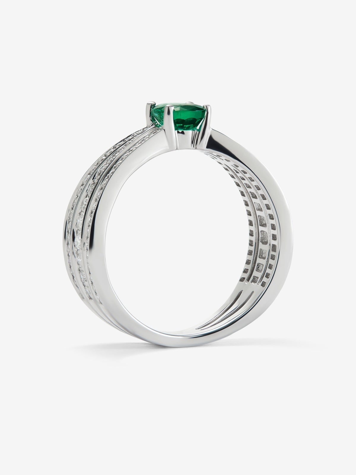 Anillo multibrazo de oro blanco de 18K con esmeralda en talla oval de 0,63 cts y diamantes en talla brillante con un total de 0,43 cts