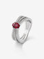Anillo multibrazo de oro blanco de 18K con rubí rojo en talla oval de 0,65 cts y diamantes en talla brillante con un total de 0,45 cts