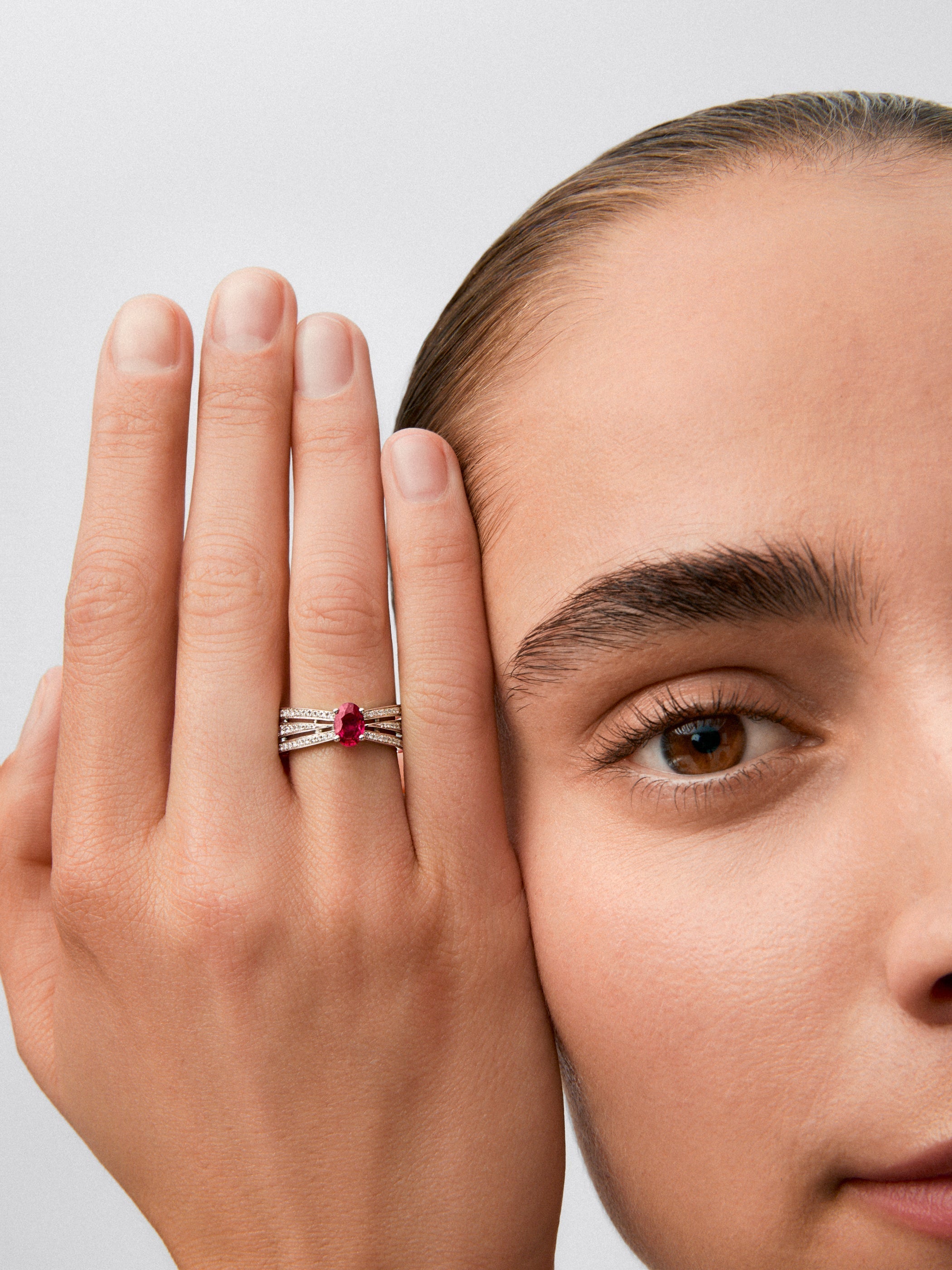 Anillo multibrazo de oro blanco de 18K con rubí rojo en talla oval de 0,65 cts y diamantes en talla brillante con un total de 0,45 cts