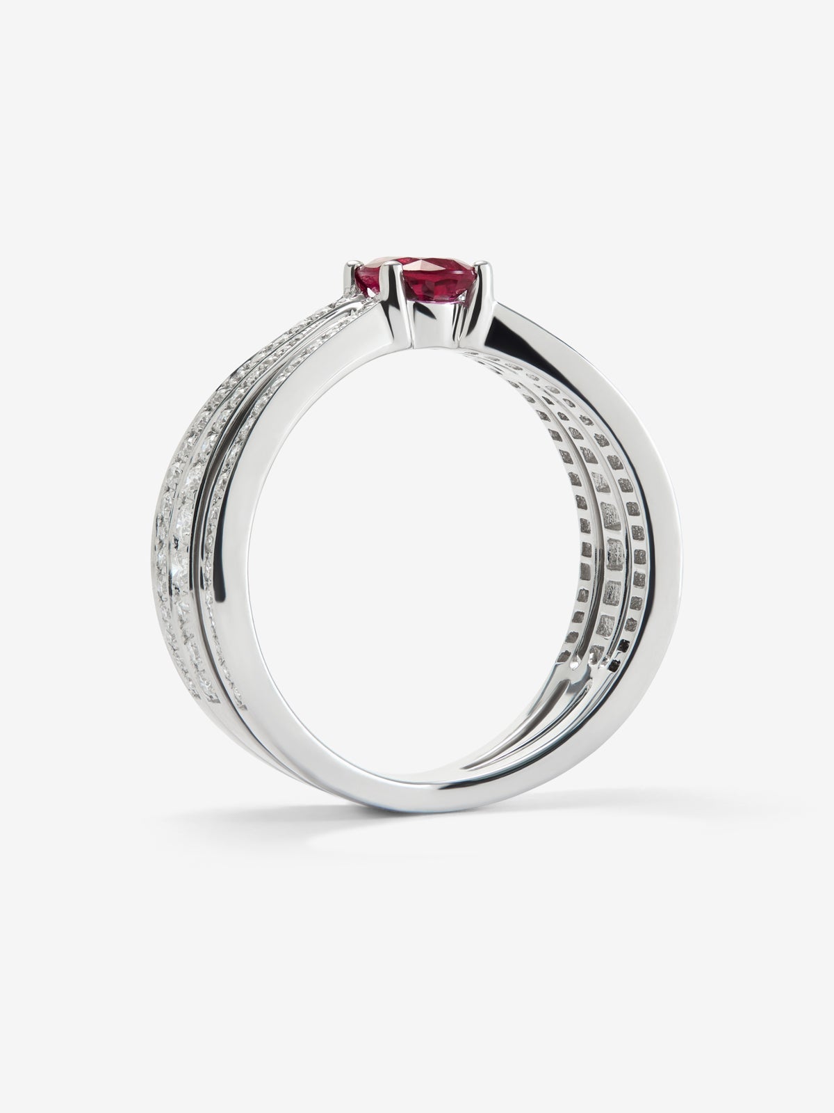 Anillo multibrazo de oro blanco de 18K con rubí rojo en talla oval de 0,65 cts y diamantes en talla brillante con un total de 0,45 cts