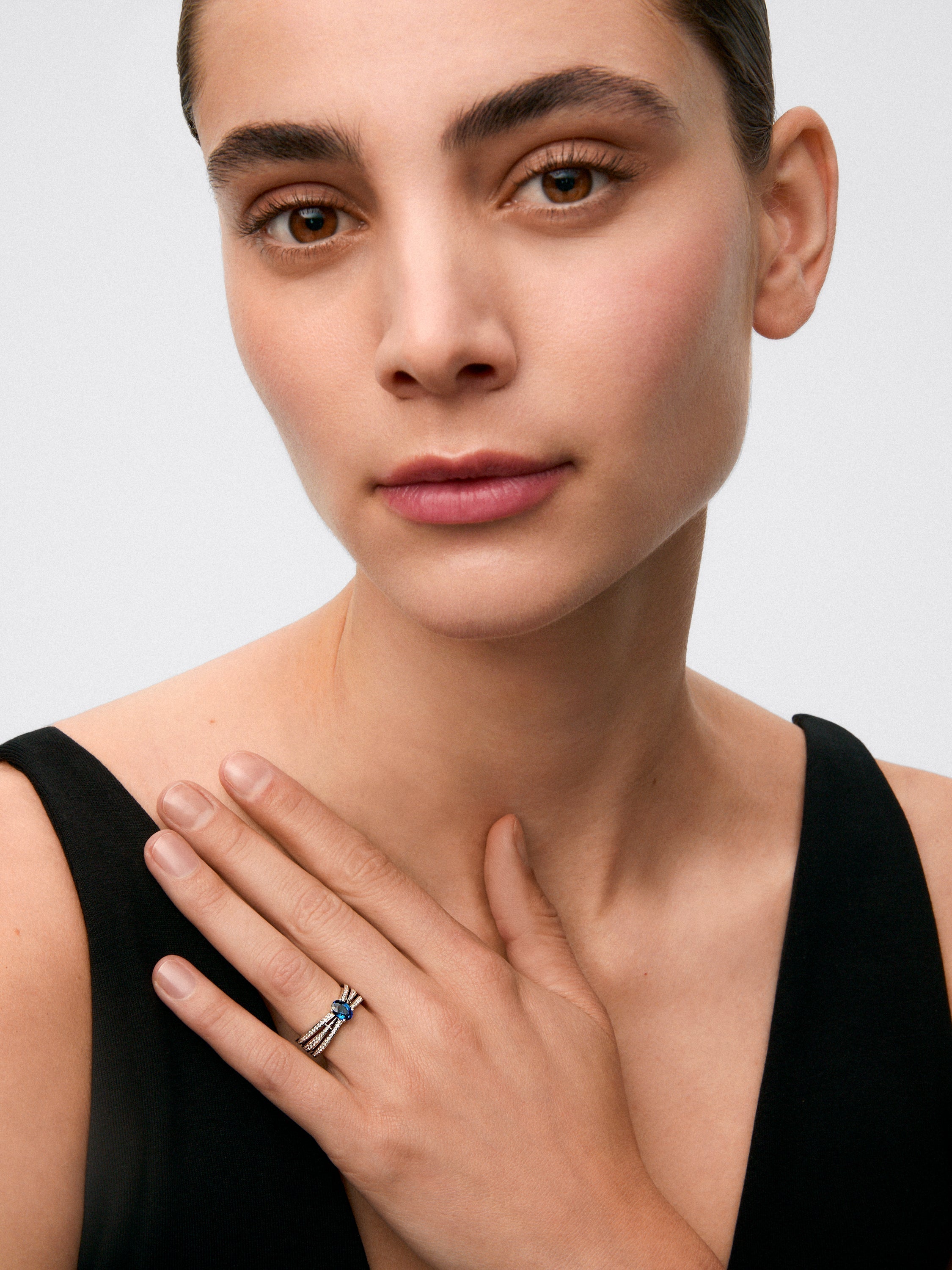 Anillo multibrazo de oro blanco de 18K con zafiro azul en talla oval de 0,81 cts y diamantes en talla brillante con un total de 0,45 cts