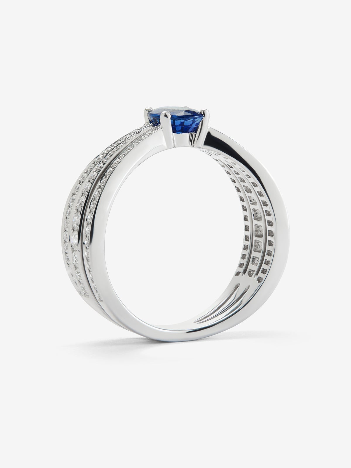 Anillo multibrazo de oro blanco de 18K con zafiro azul en talla oval de 0,81 cts y diamantes en talla brillante con un total de 0,45 cts