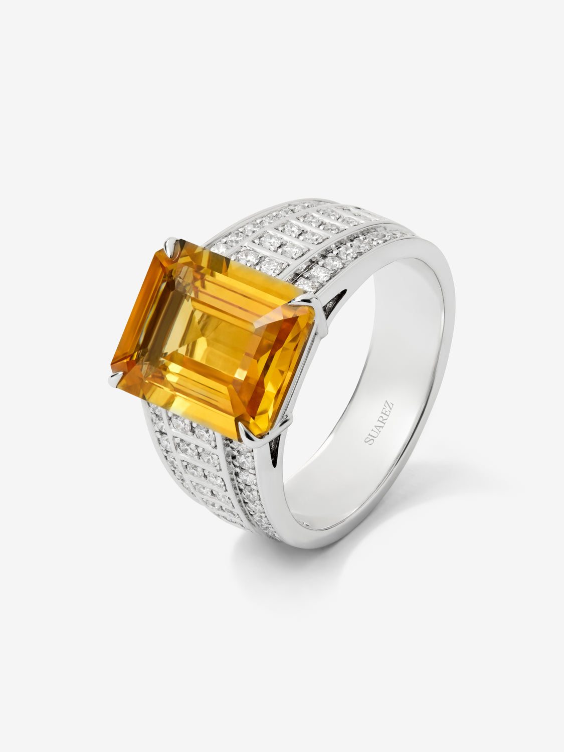 Anillo de oro blanco de 18K con zafiro amarillo en talla octogonal de 5,548 cts y 70 diamantes en talla brillante con un total de 0,45 cts