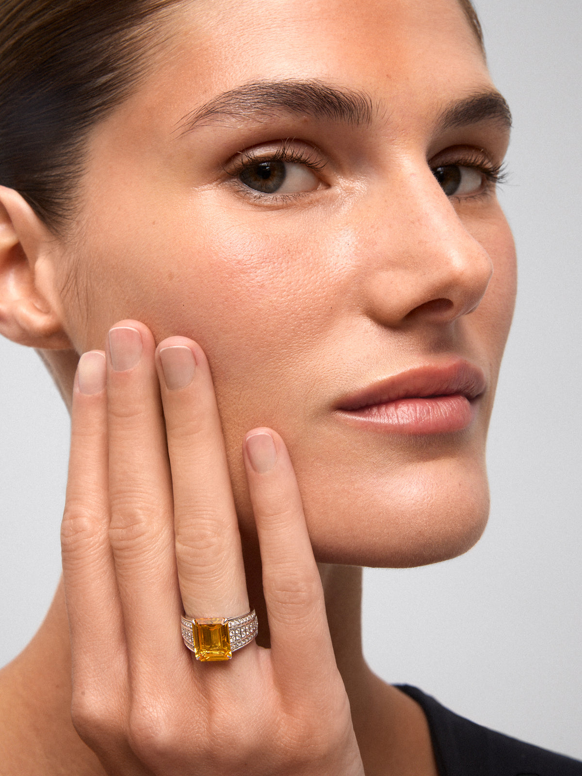 Anillo de oro blanco de 18K con zafiro amarillo en talla octogonal de 5,548 cts y 70 diamantes en talla brillante con un total de 0,45 cts