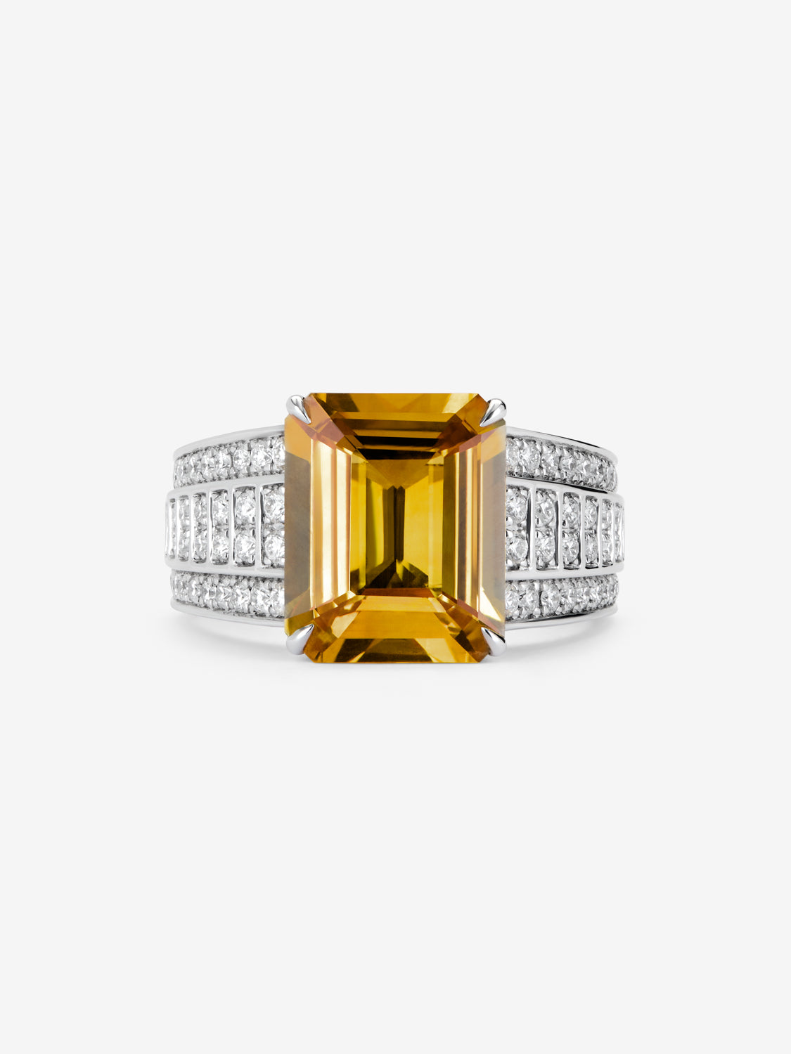 Anillo de oro blanco de 18K con zafiro amarillo en talla octogonal de 5,548 cts y 70 diamantes en talla brillante con un total de 0,45 cts