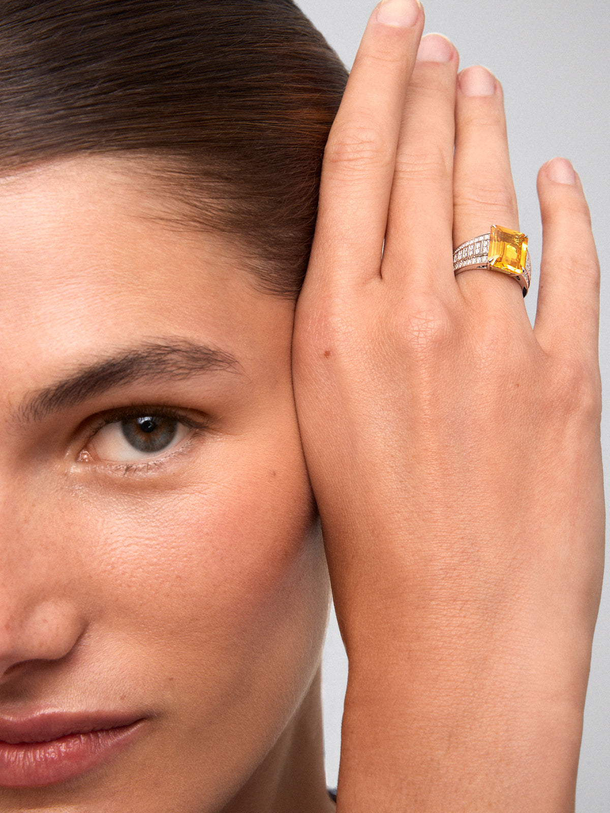 Anillo de oro blanco de 18K con zafiro amarillo en talla octogonal de 5,548 cts y 70 diamantes en talla brillante con un total de 0,45 cts