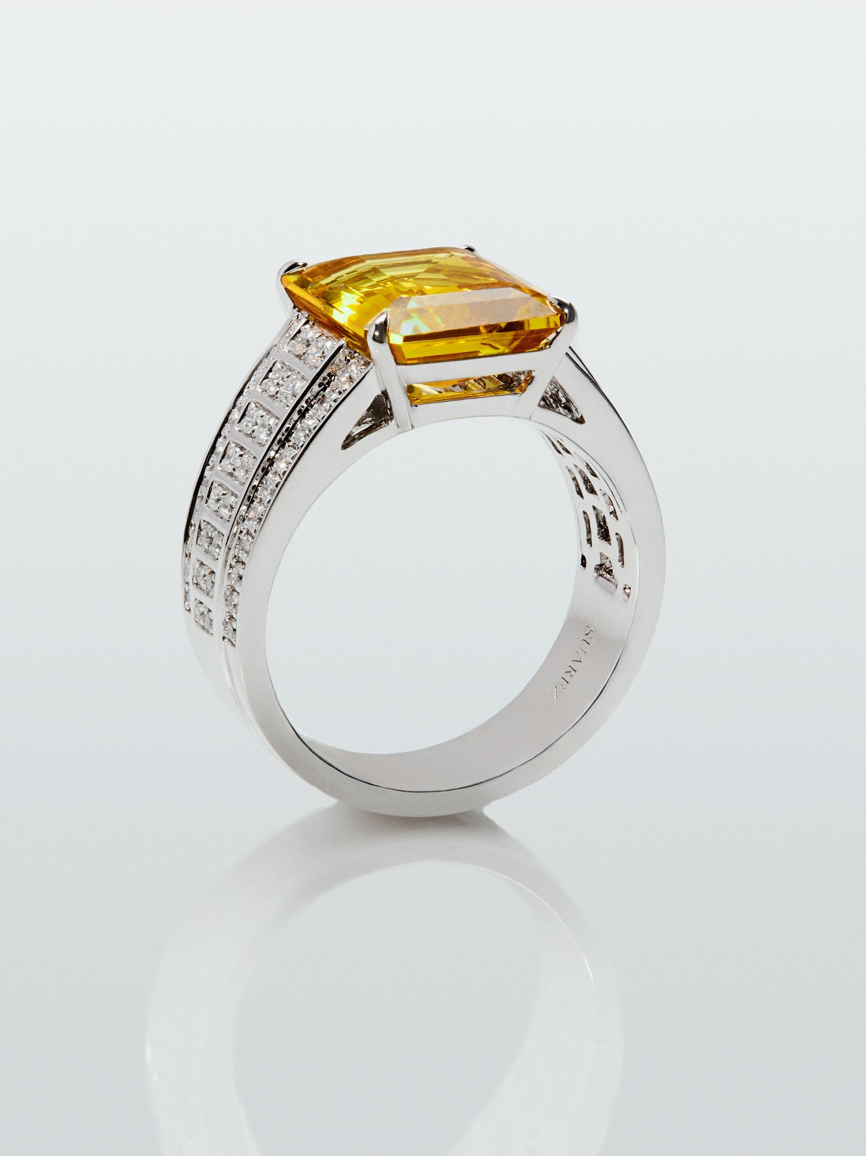 Anillo de oro blanco de 18K con zafiro amarillo en talla octogonal de 5,548 cts y 70 diamantes en talla brillante con un total de 0,45 cts