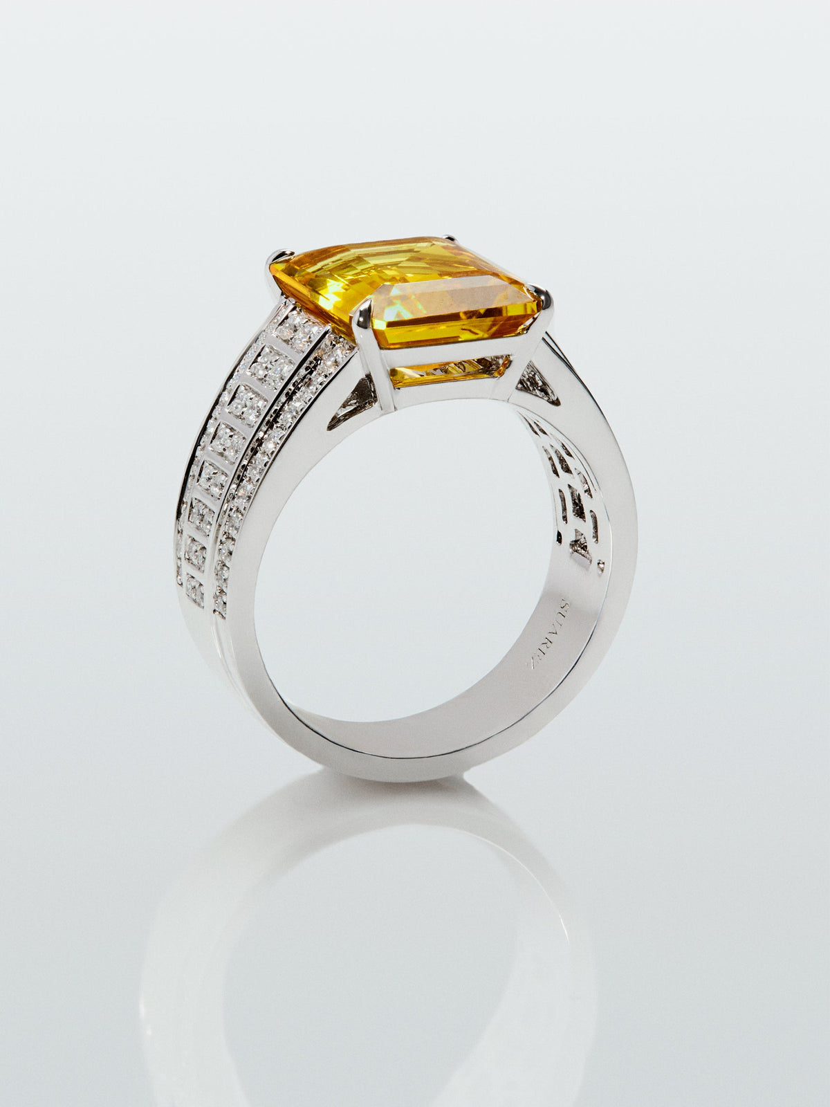 Anillo de oro blanco de 18K con zafiro amarillo en talla octogonal de 5,548 cts y 70 diamantes en talla brillante con un total de 0,45 cts