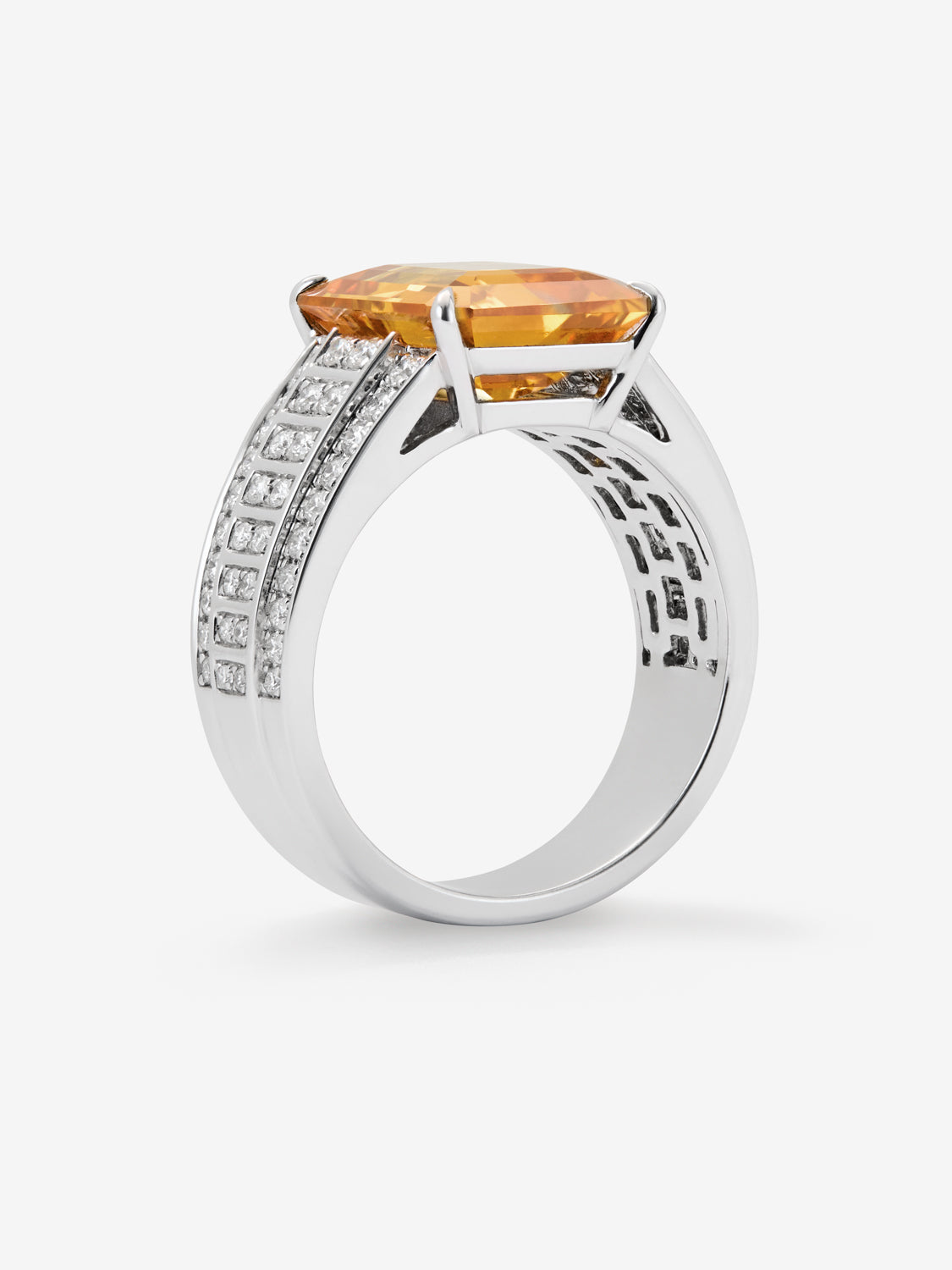 Anillo de oro blanco de 18K con zafiro amarillo en talla octogonal de 5,548 cts y 70 diamantes en talla brillante con un total de 0,45 cts