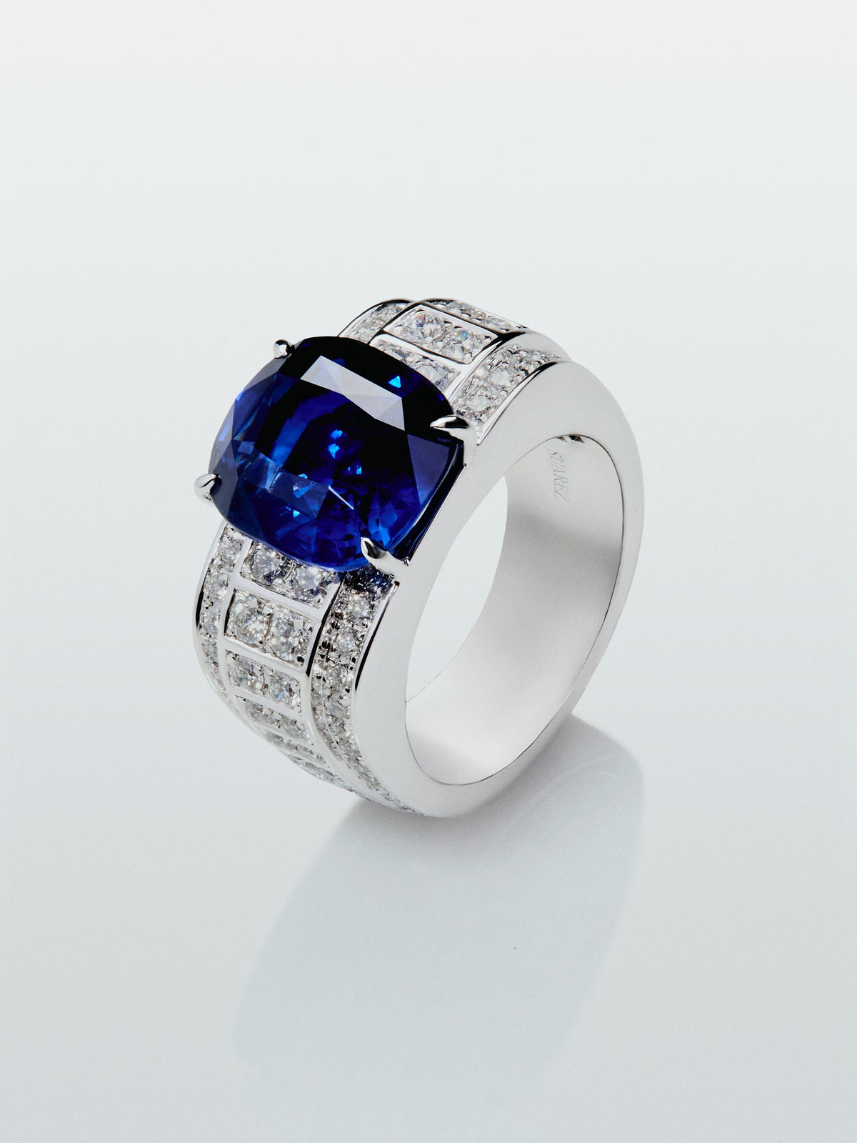 Anillo de oro blanco de 18K con zafiro azul royal en talla cushion de 5,548 cts y 72 diamantes en talla brillante con un total de 1,03 cts