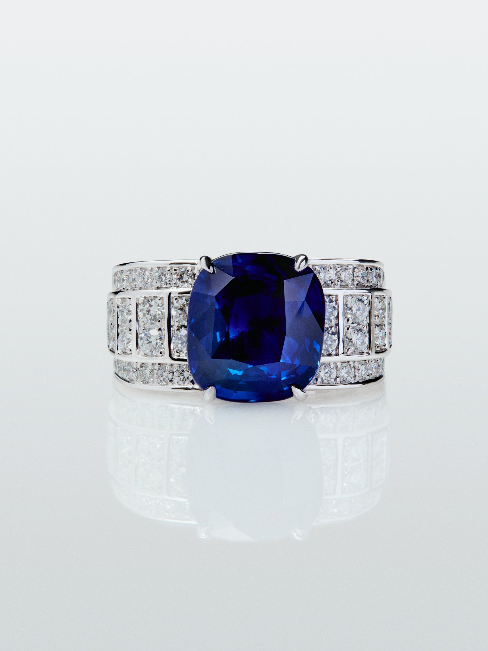 Anillo de oro blanco de 18K con zafiro azul royal en talla cushion de 5,548 cts y 72 diamantes en talla brillante con un total de 1,03 cts