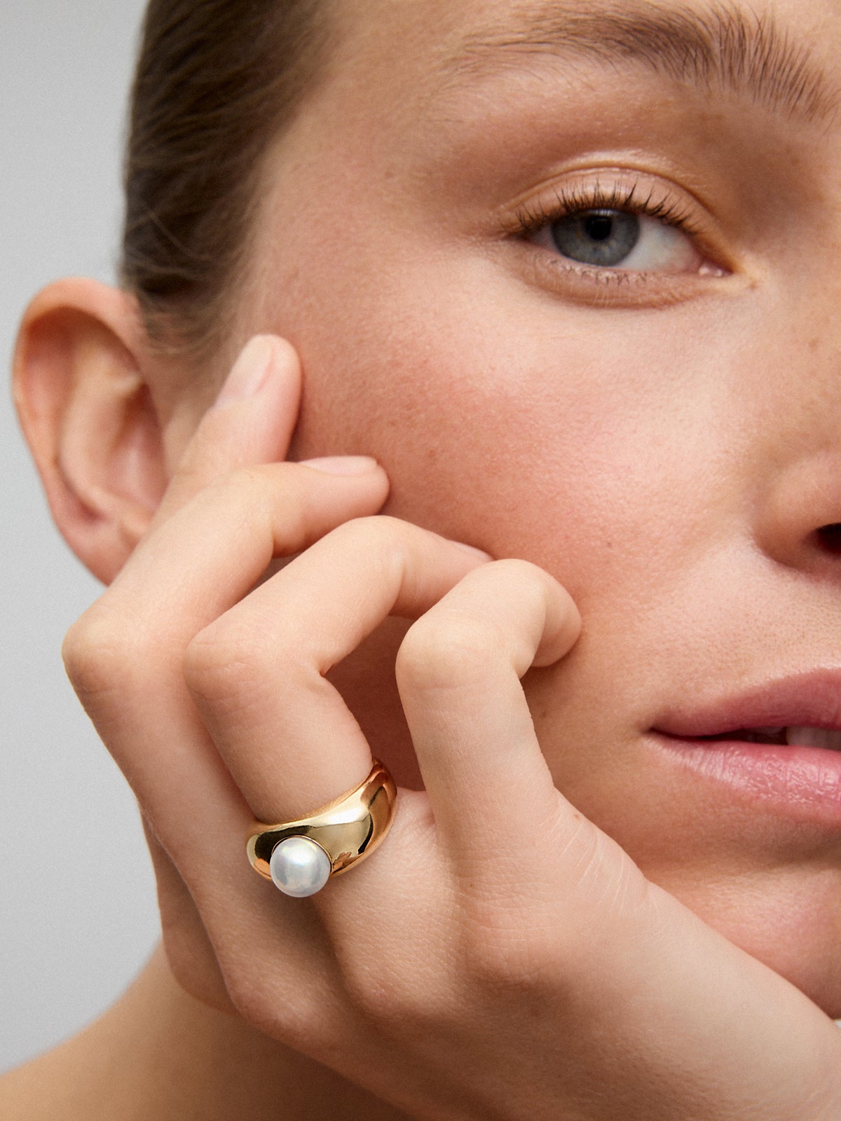 Anillo de oro amarillo de 18K con perla akoya de 8mm