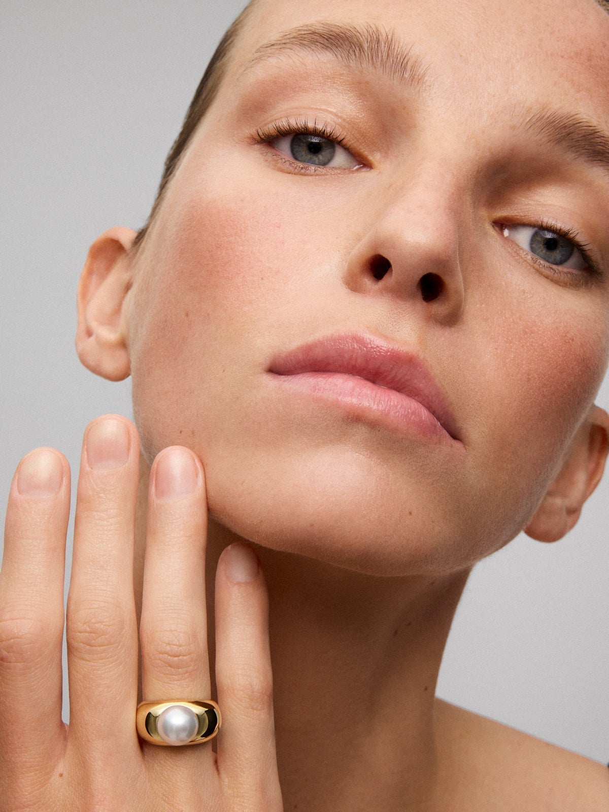 Anillo de oro amarillo de 18K con perla australiana de 10mm