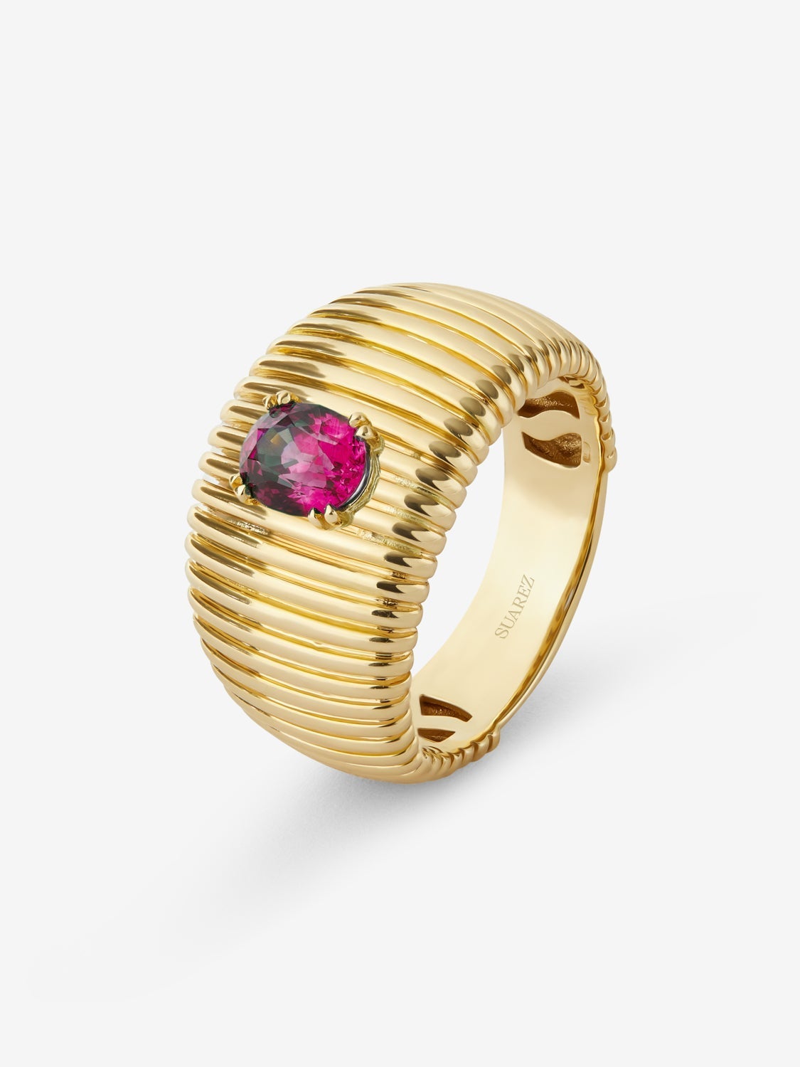 Anillo gallonado de oro amarillo de 18K con rubí en talla oval