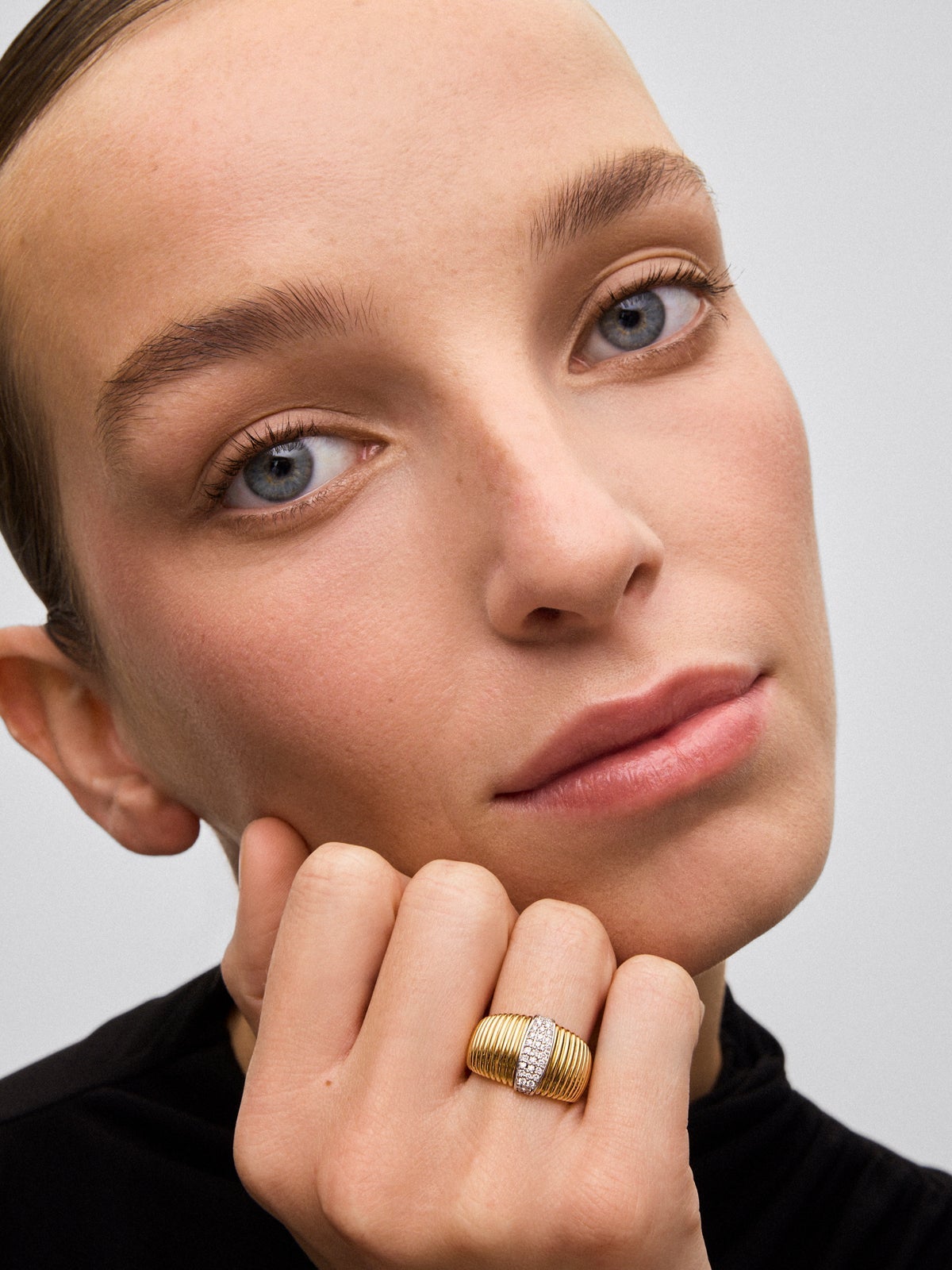 Anillo gallonado de oro blanco y amarillo de 18K con pavé de diamantes en talla brillante con un total de 0,19 cts