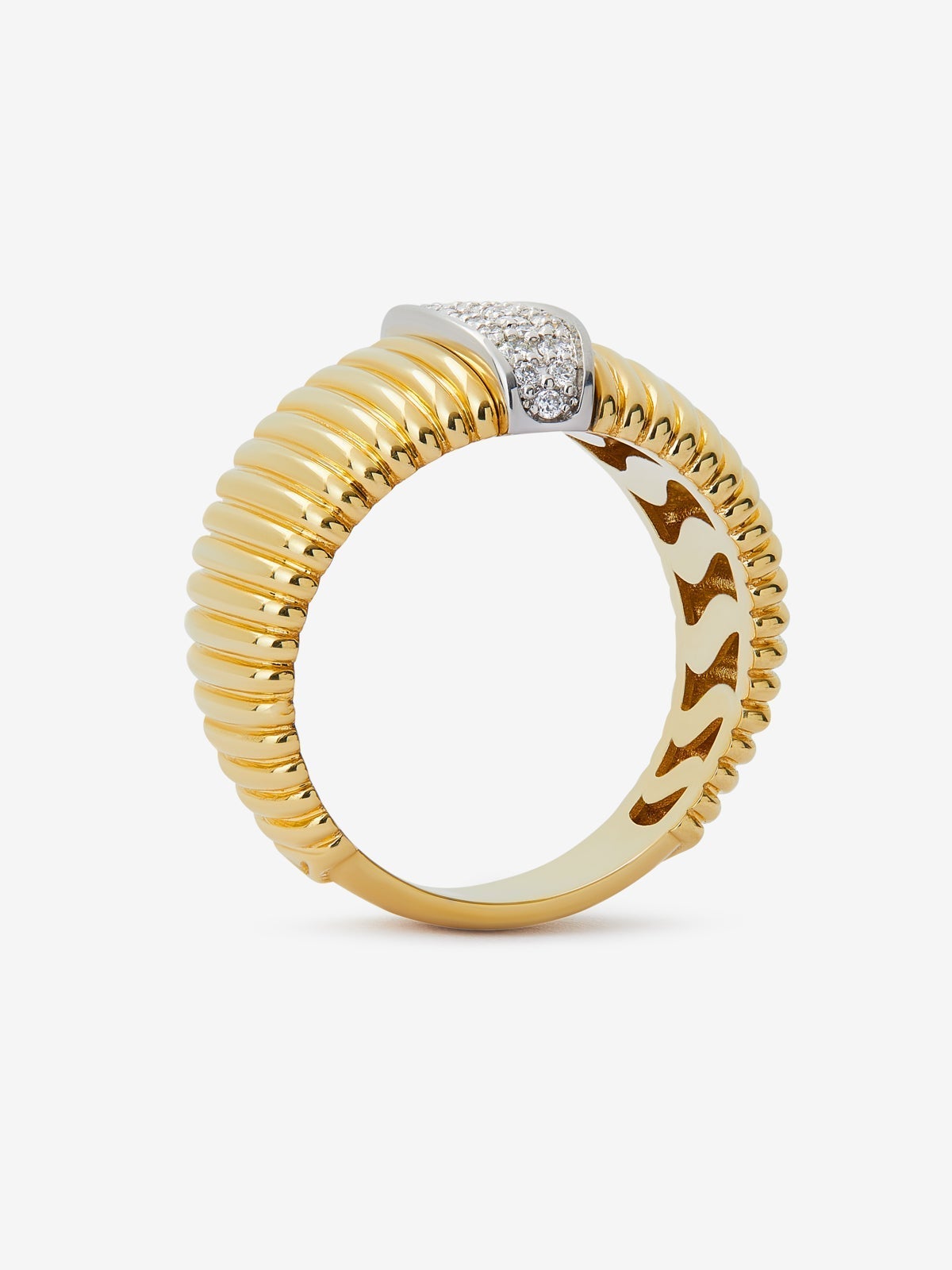 Anillo gallonado de oro blanco y amarillo de 18K con pavé de diamantes en talla brillante con un total de 0,19 cts