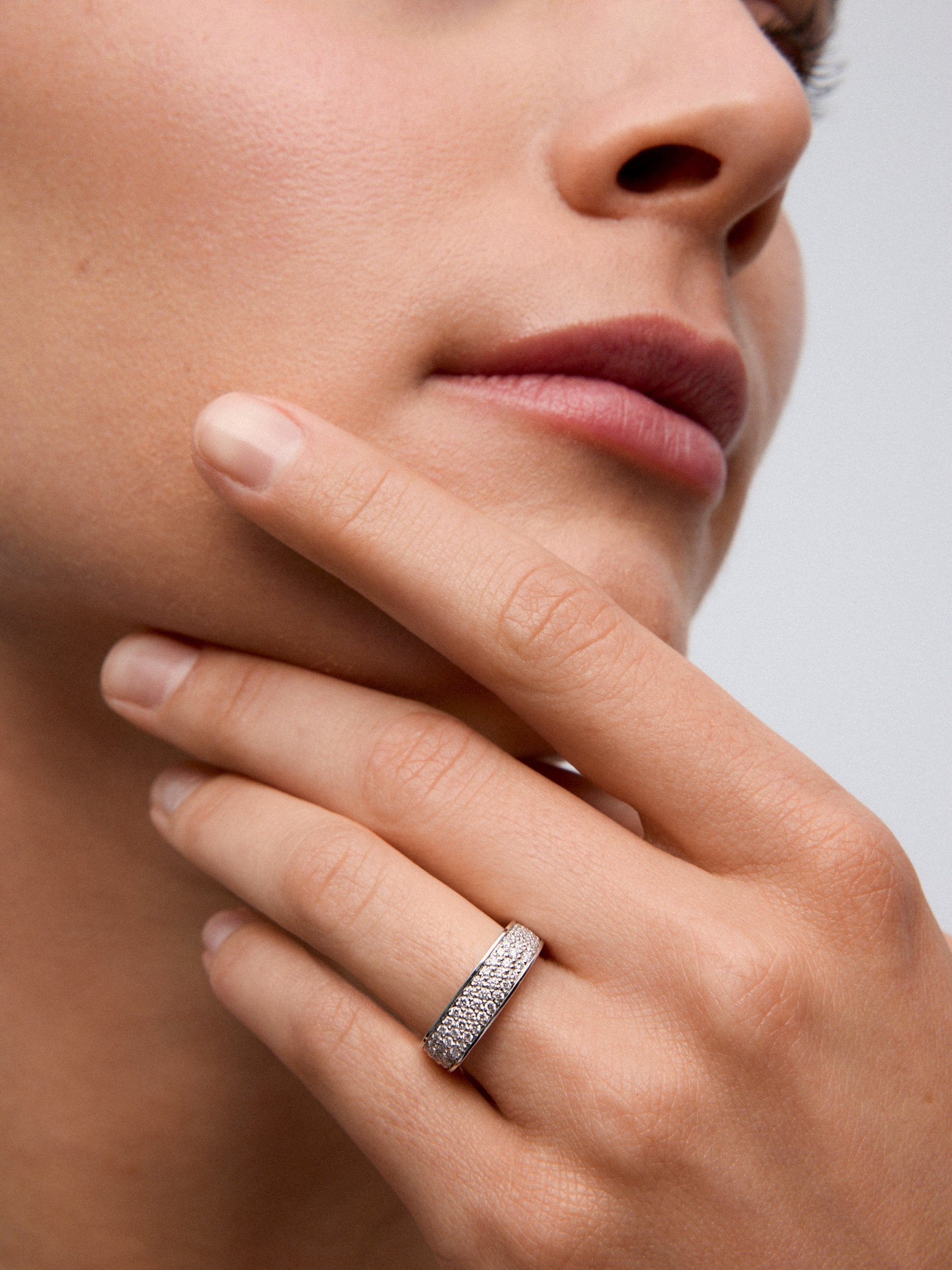 Anillo de oro blanco de 18K con pavé de diamantes en talla brillante