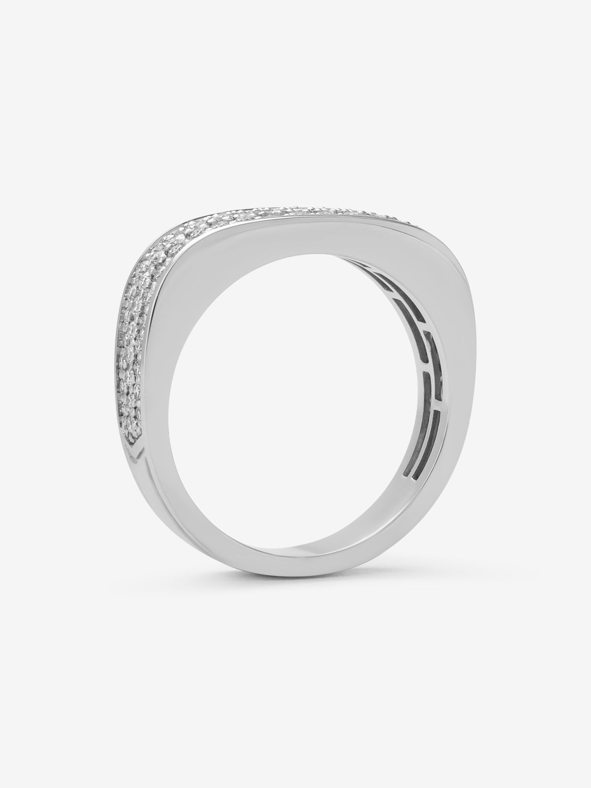 Anillo de oro blanco de 18K con pavé de diamantes en talla brillante