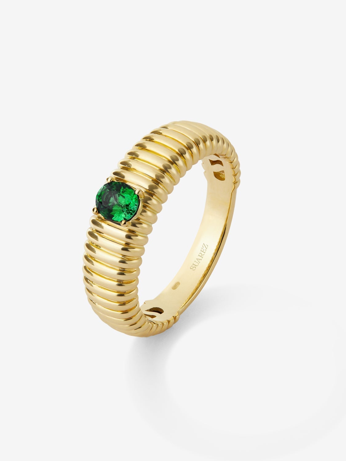 Anillo gallonado de oro amarillo de 18K con esmeralda verde en talla oval