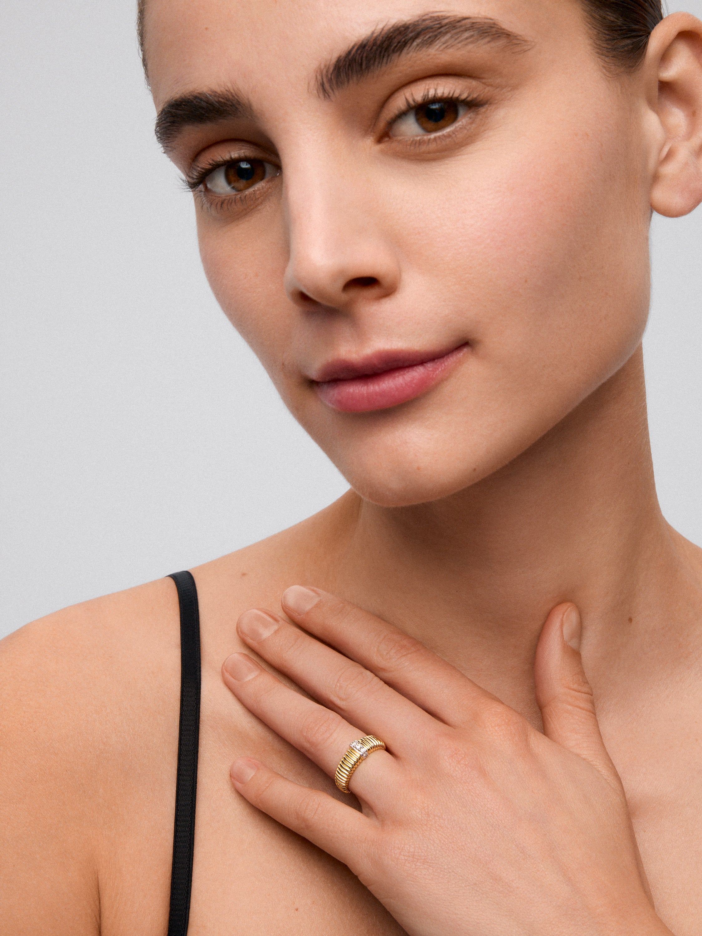Anillo gallonado de oro blanco y amarillo de 18K con diamantes en talla brillante
