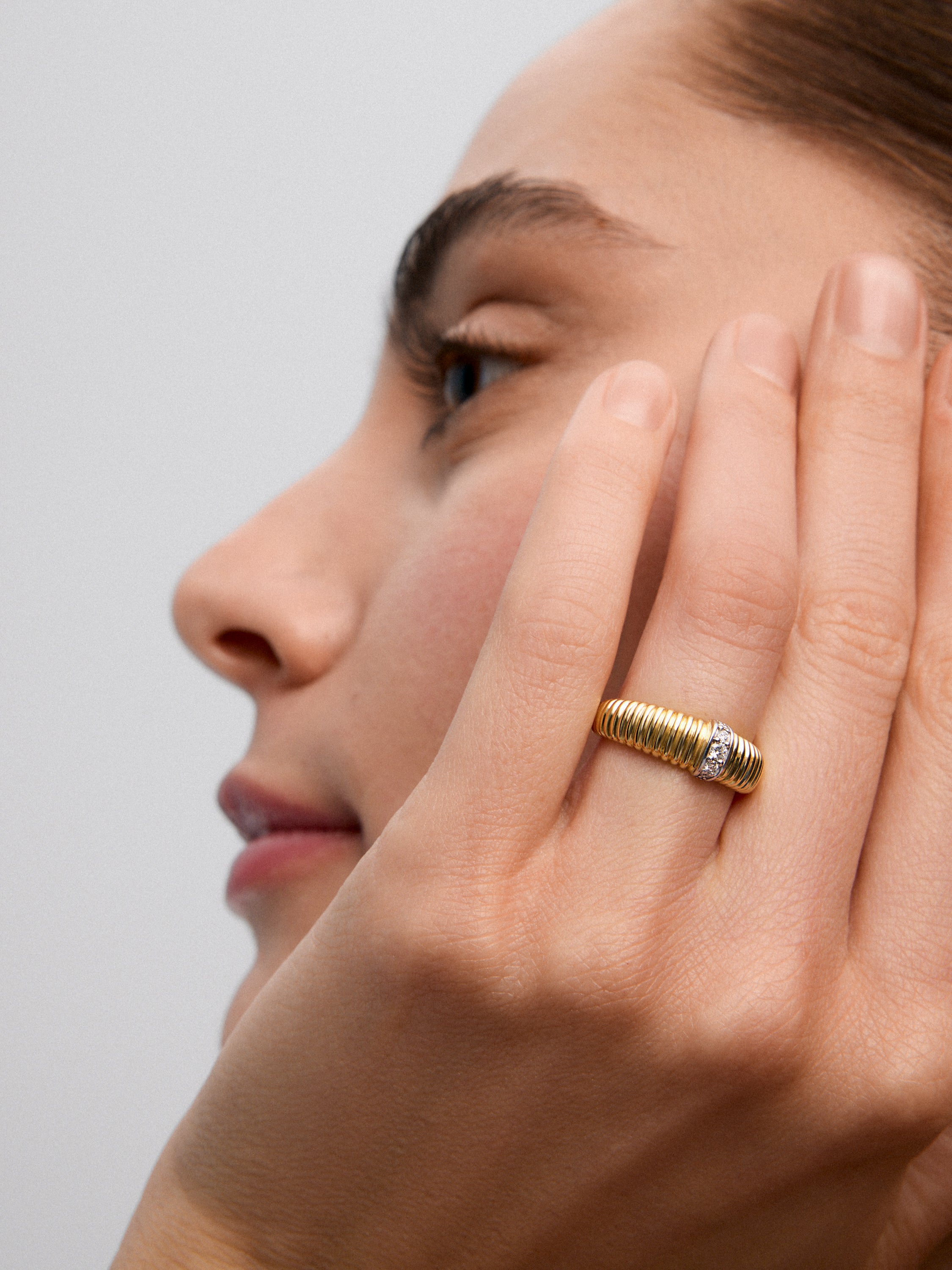 Anillo gallonado de oro blanco y amarillo de 18K con diamantes en talla brillante