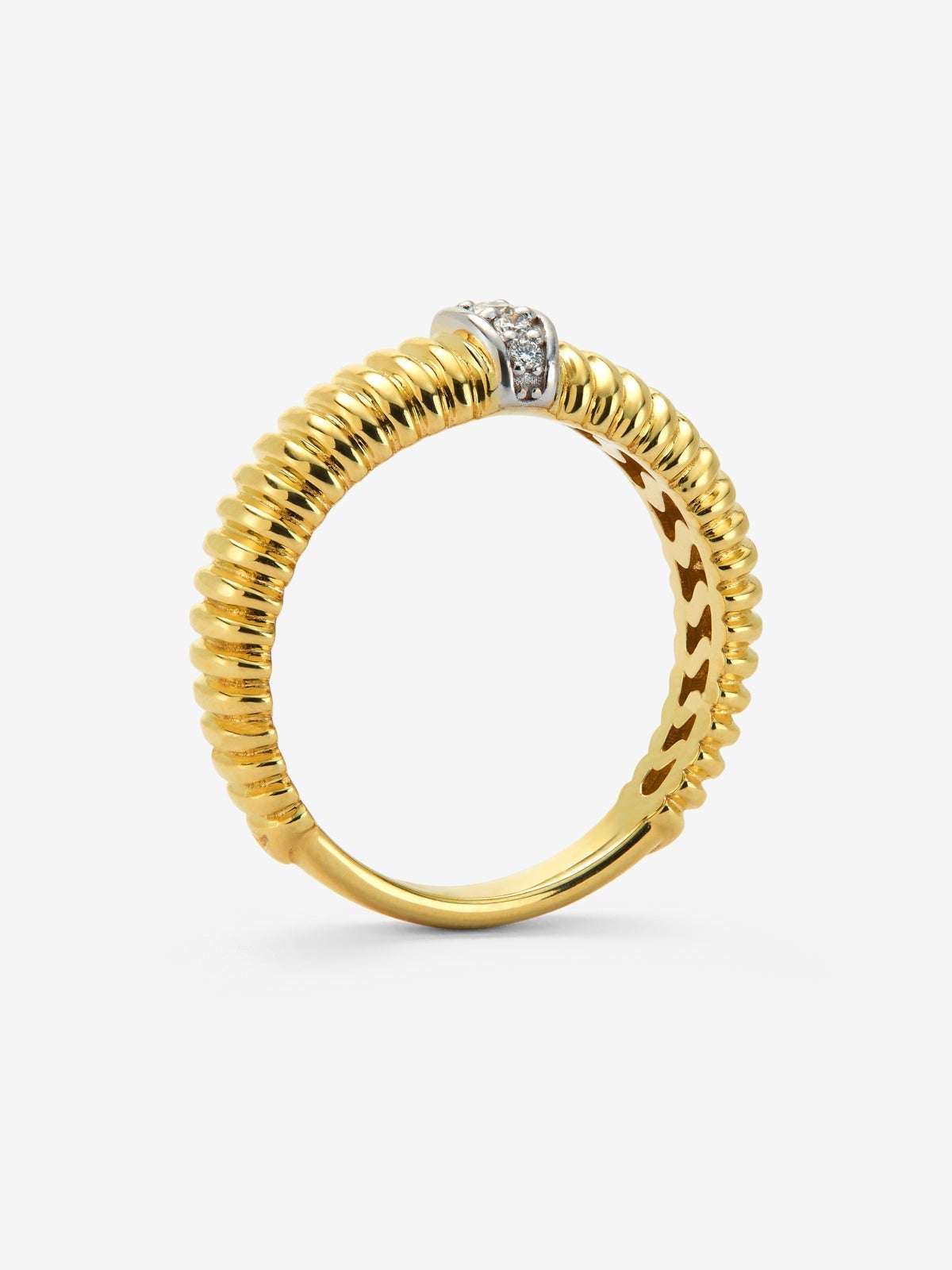 Anillo gallonado de oro blanco y amarillo de 18K con diamantes en talla brillante