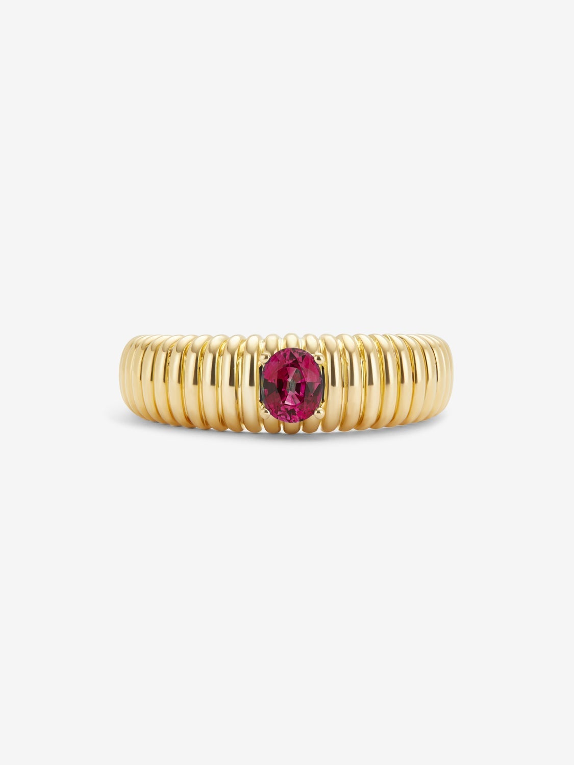 Anillo gallonado de oro amarillo de 18K con rubí en talla oval