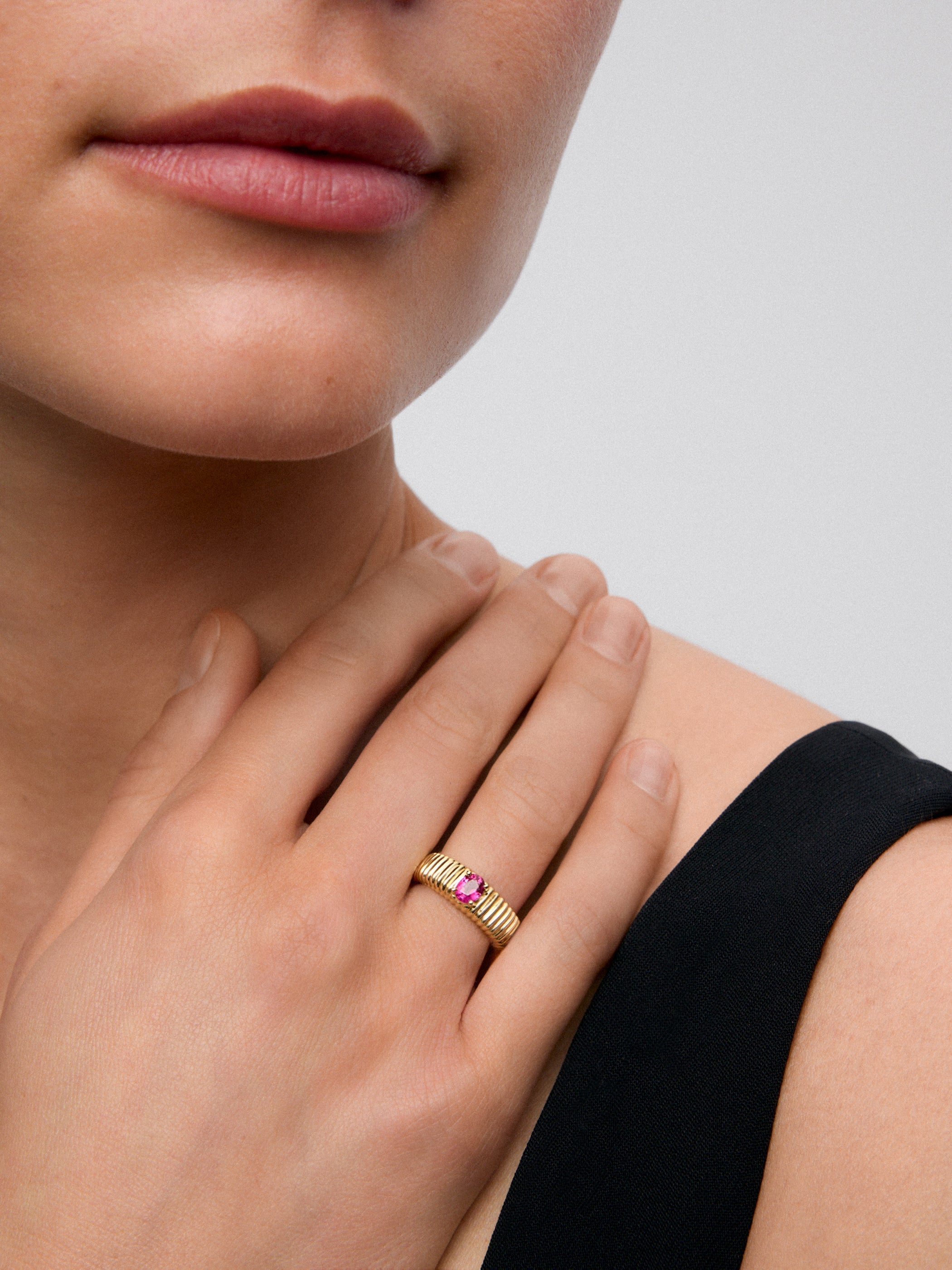 Anillo gallonado de oro amarillo de 18K con rubí en talla oval