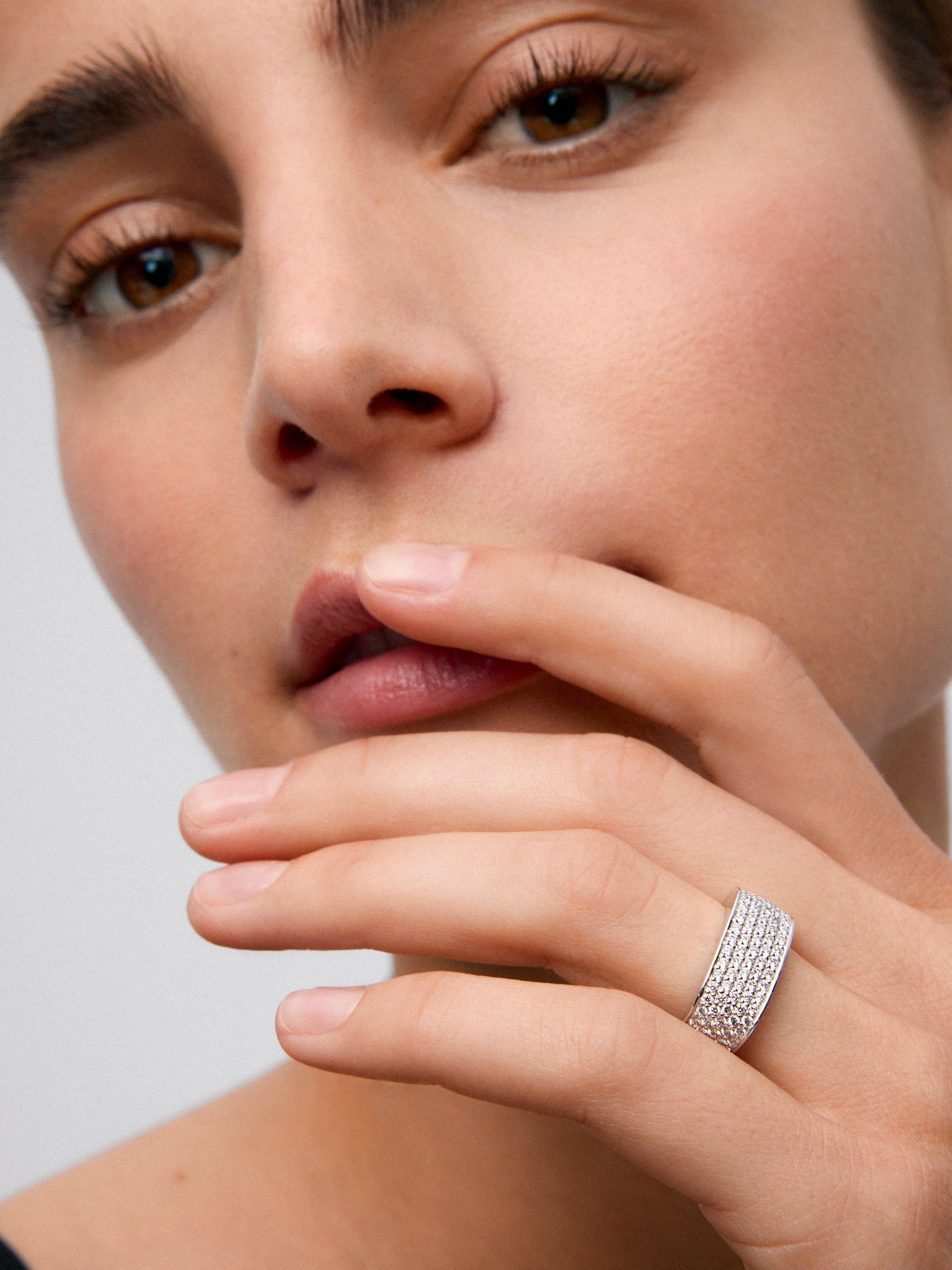 Anillo de oro blanco de 18K con pavé de diamantes en talla brillante