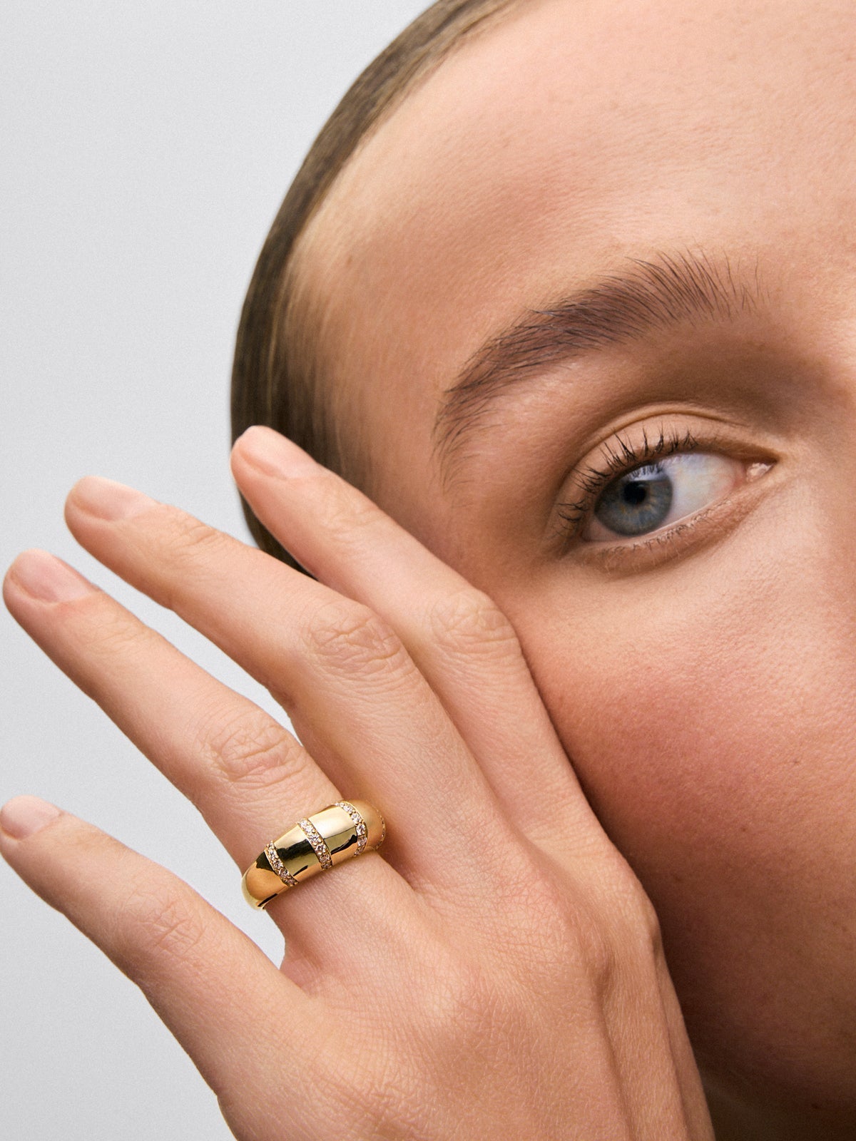 Anillo de oro amarillo de 18K con pavé de diamantes en talla brillante