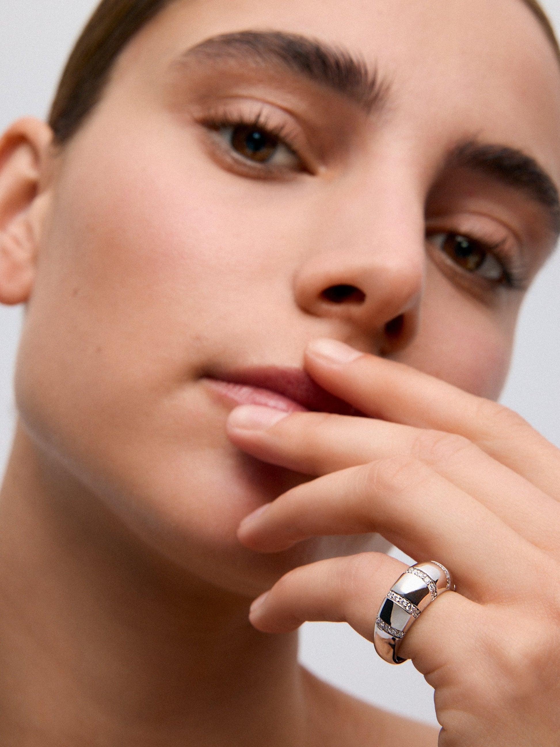 Anillo de oro blanco de 18K con pavé de diamantes en talla brillante