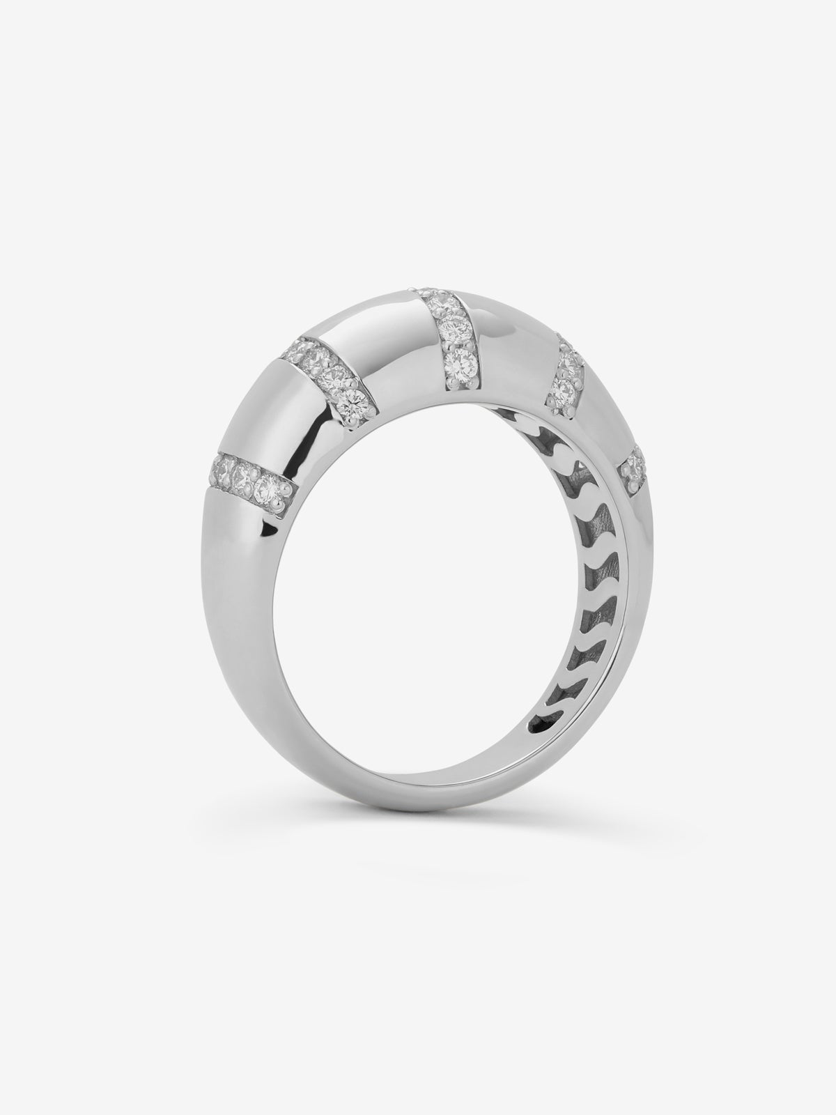 Anillo de oro blanco de 18K con pavé de diamantes en talla brillante