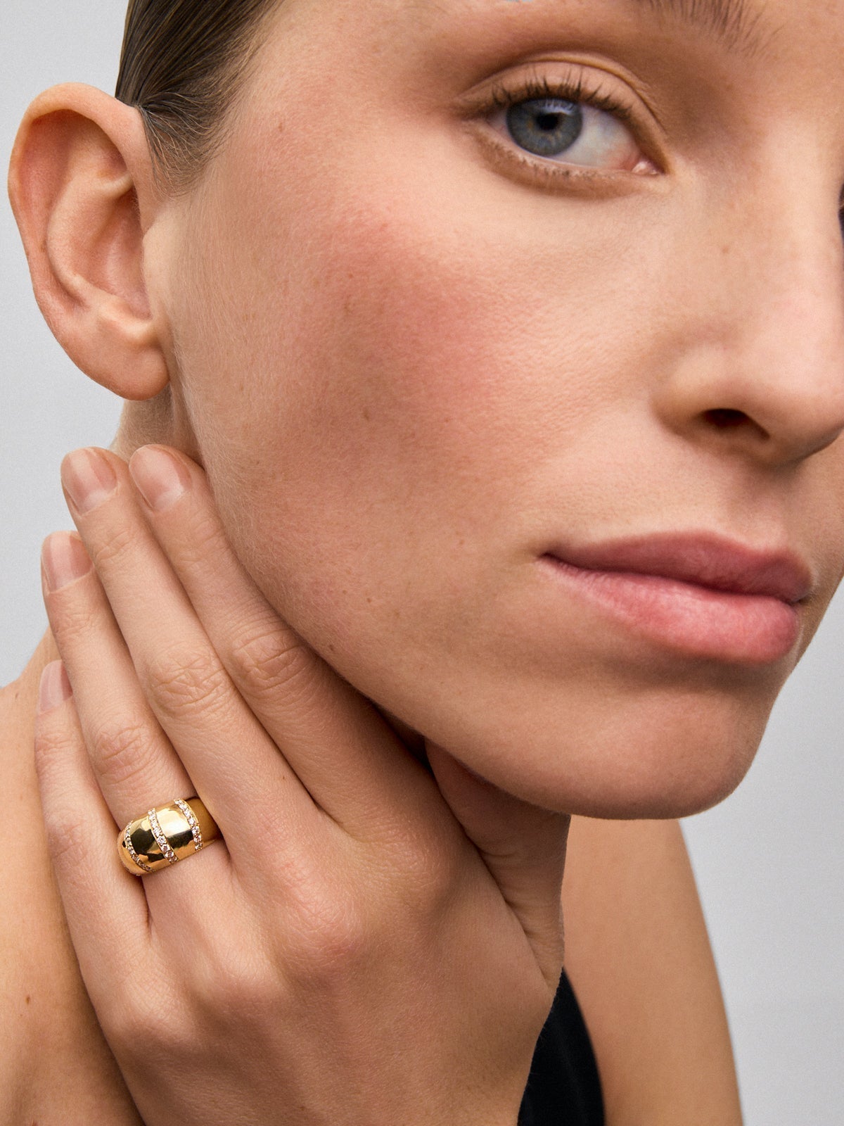 Anillo de oro amarillo de 18K con pavé de diamantes en talla brillante