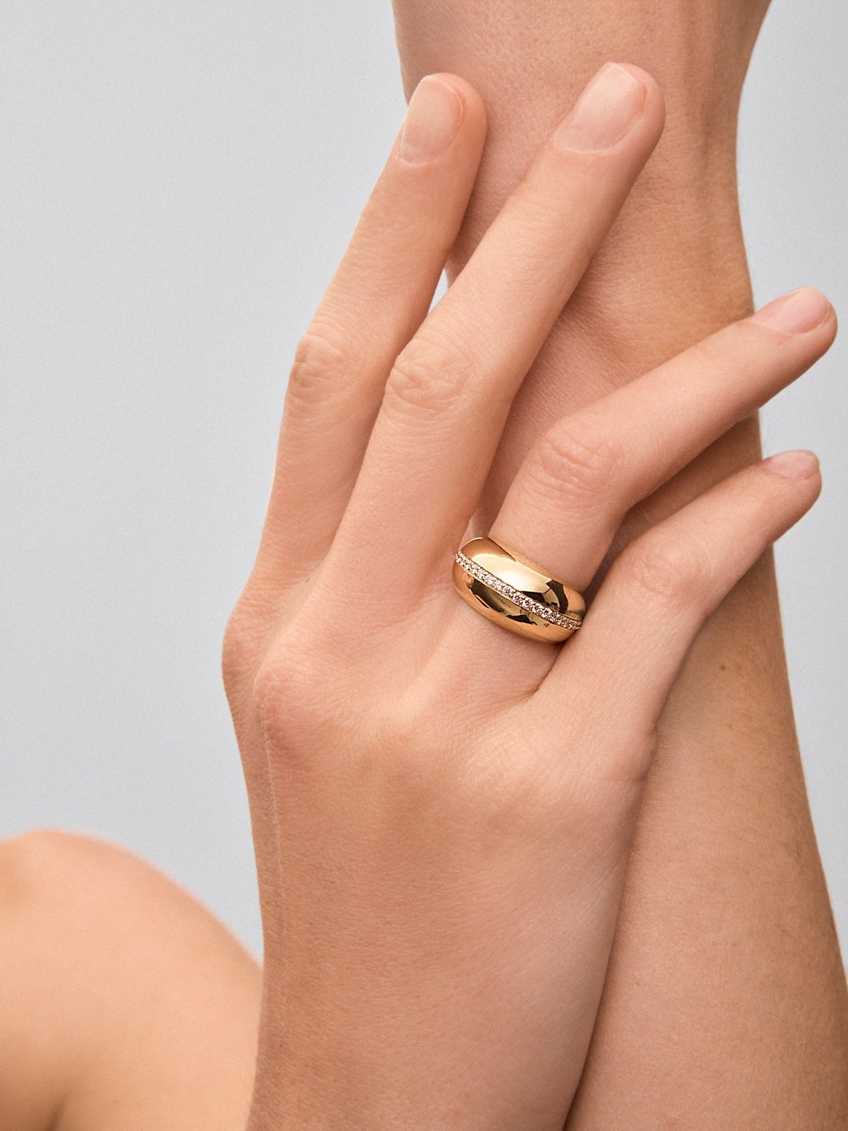 Anillo de oro amarillo de 18K con pavé de diamantes en talla brillante