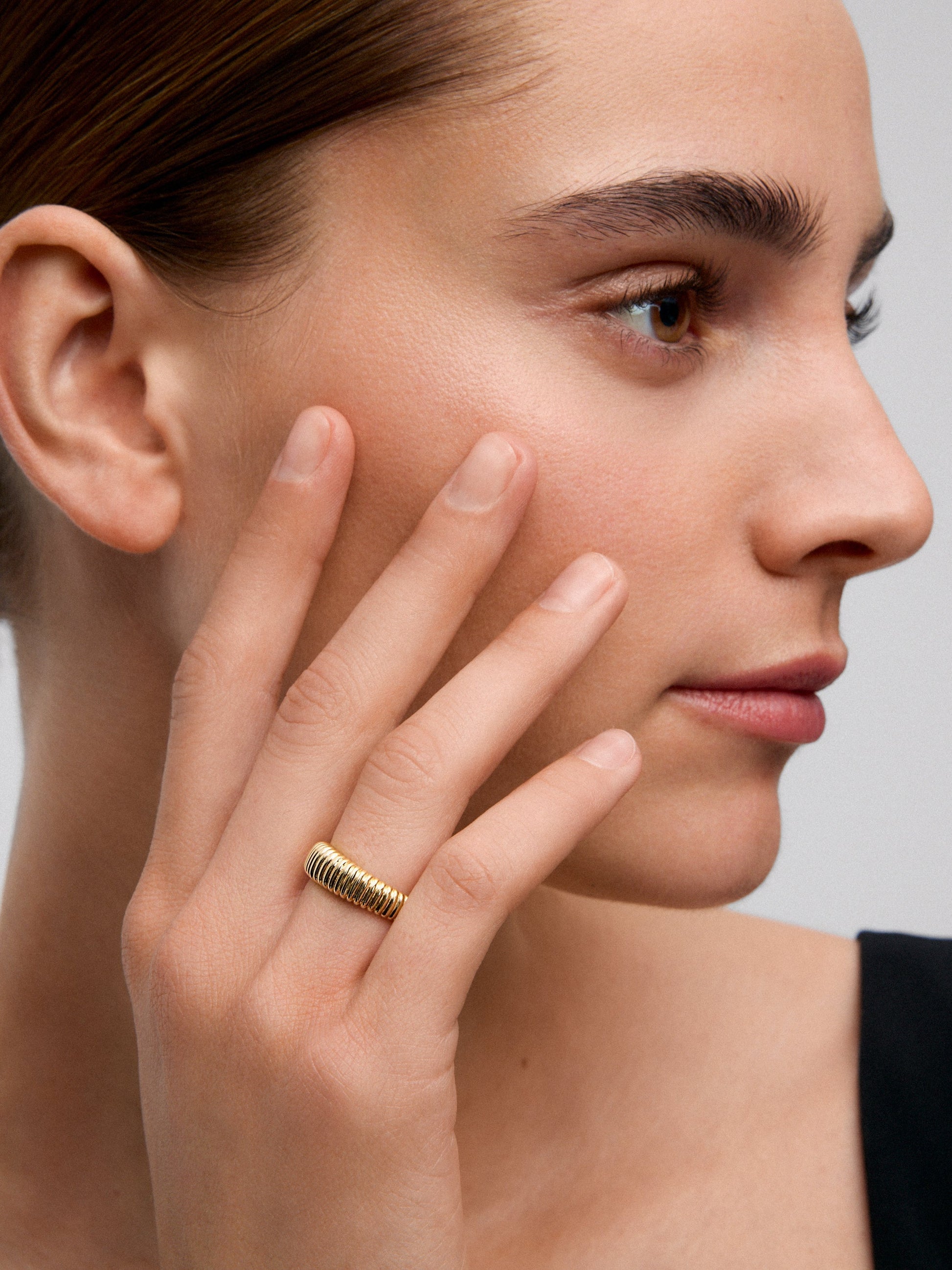 Anillo gallonado de oro amarillo de 18K