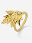Anillo de oro amarillo de 18K con diamante central en talla brillante de 0,12 cts y forma de hoja de arce