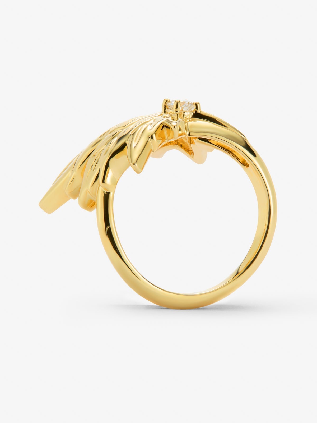 Anillo de oro amarillo de 18K con diamante central en talla brillante de 0,12 cts y forma de hoja de arce