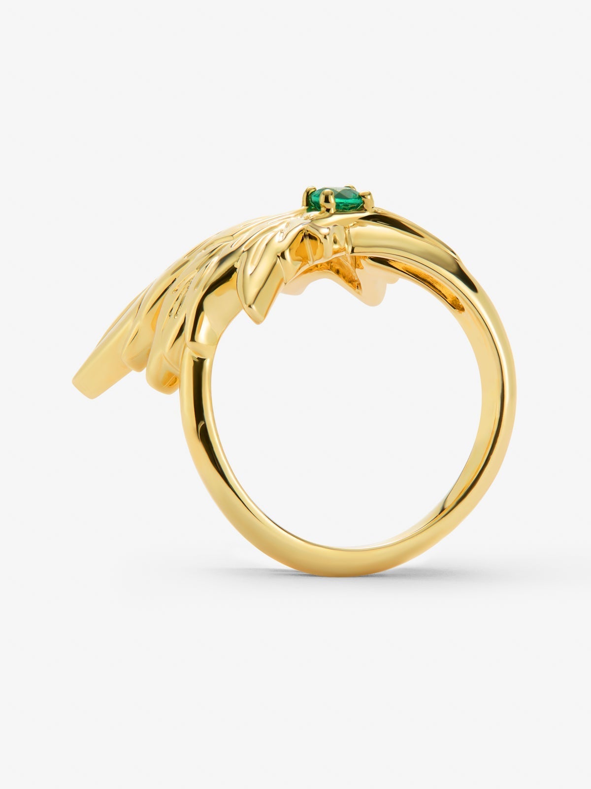 Anillo de oro amarillo de 18K con esmeralda central en talla brillante de 0,19 cts y forma de hoja de arce