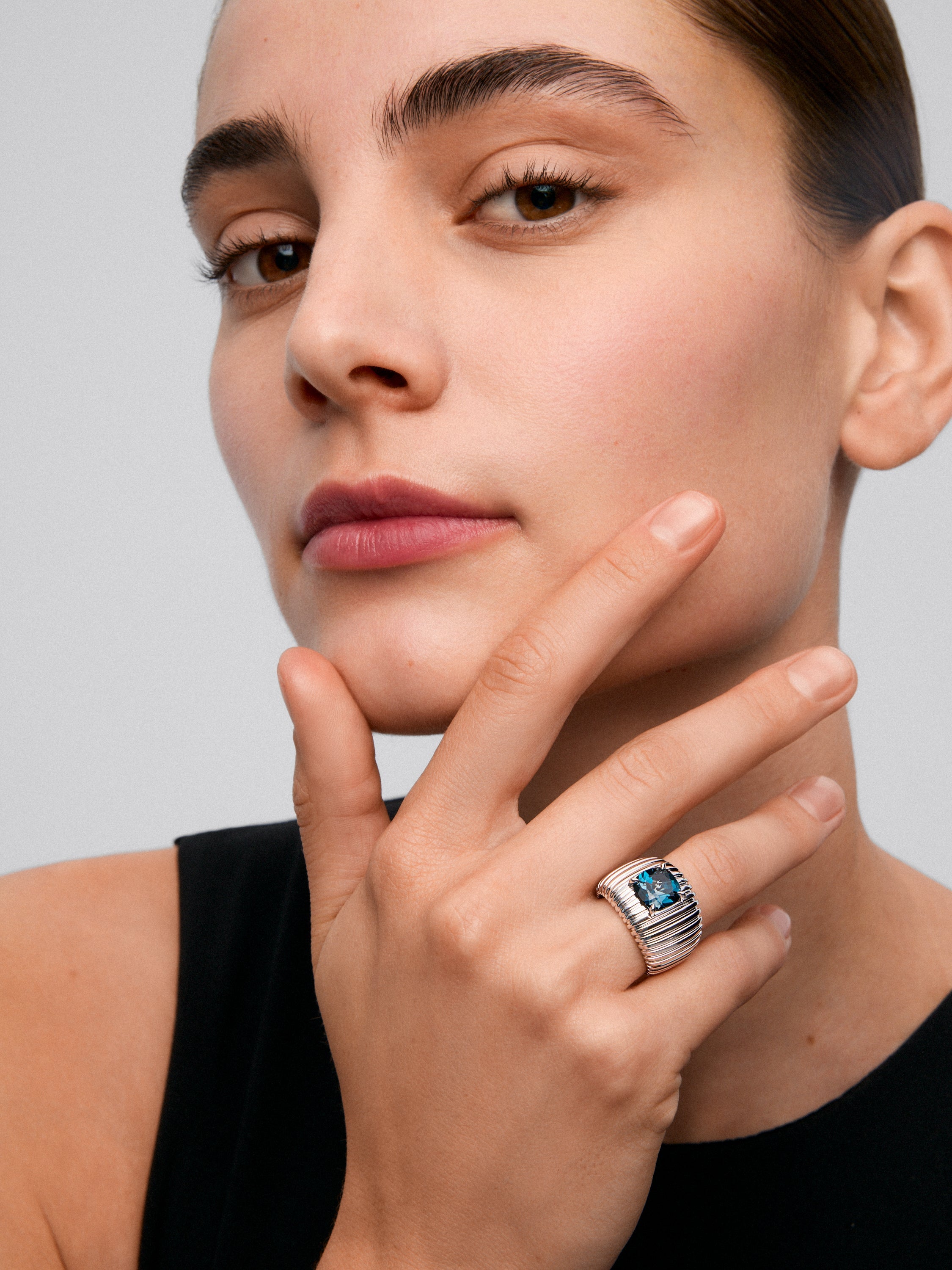 Anillo gallonado de plata 925 con topacio azul London de 9mm