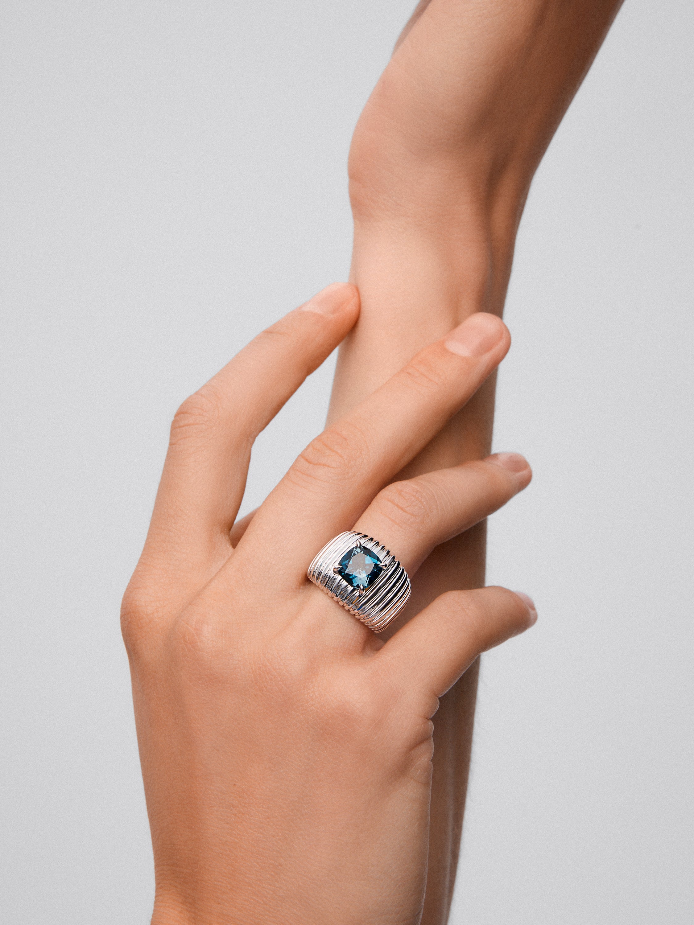 Anillo gallonado de plata 925 con topacio azul London