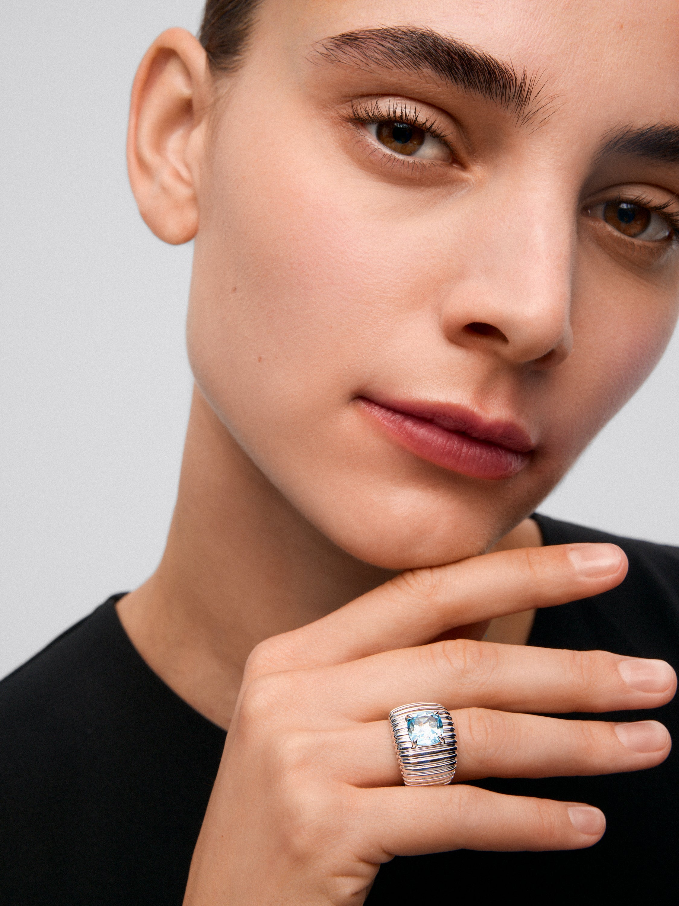 Anillo gallonado de plata 925 con topacio azul Sky de 9mm