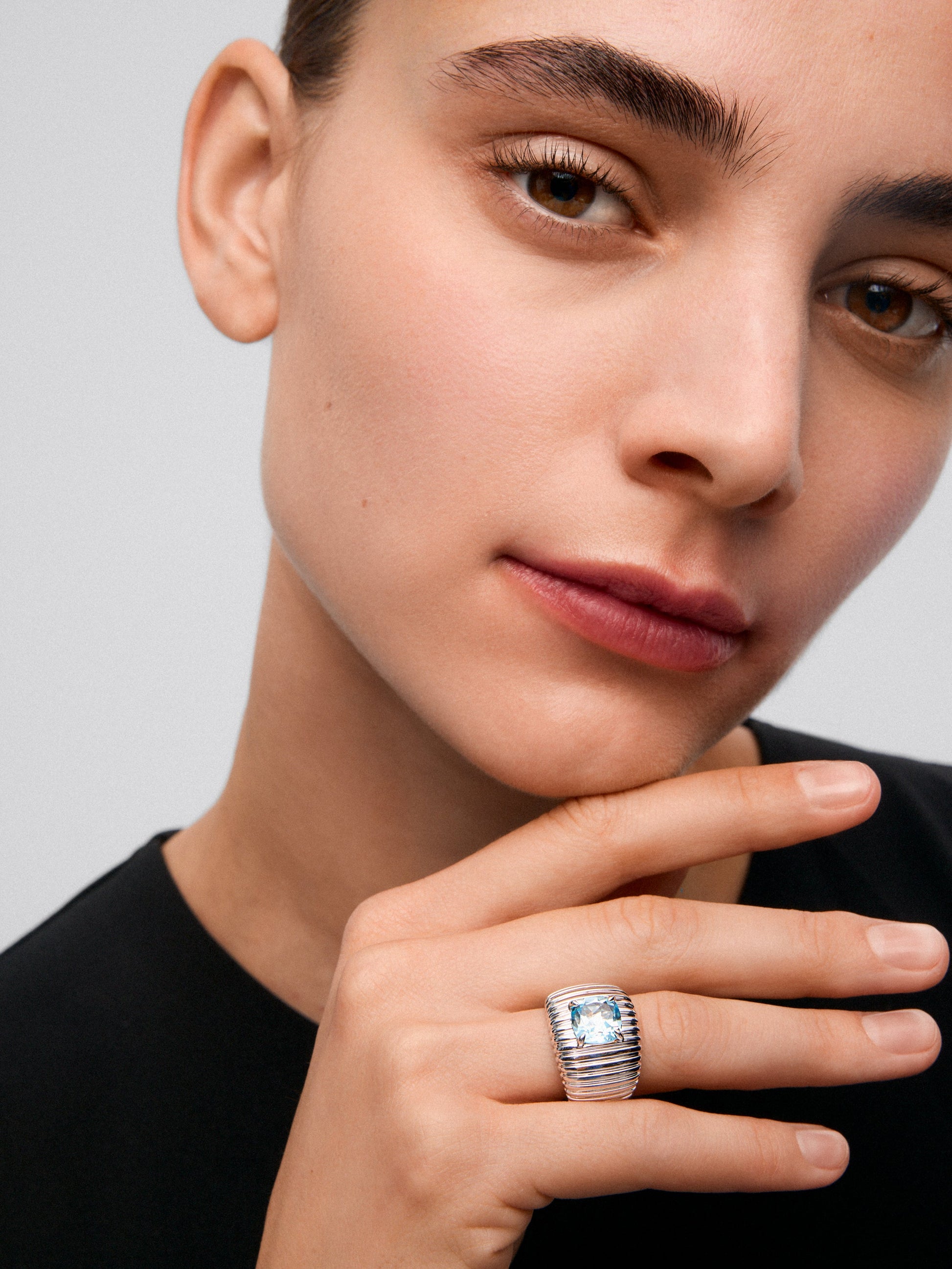 Anillo gallonado de plata 925 con topacio azul Sky