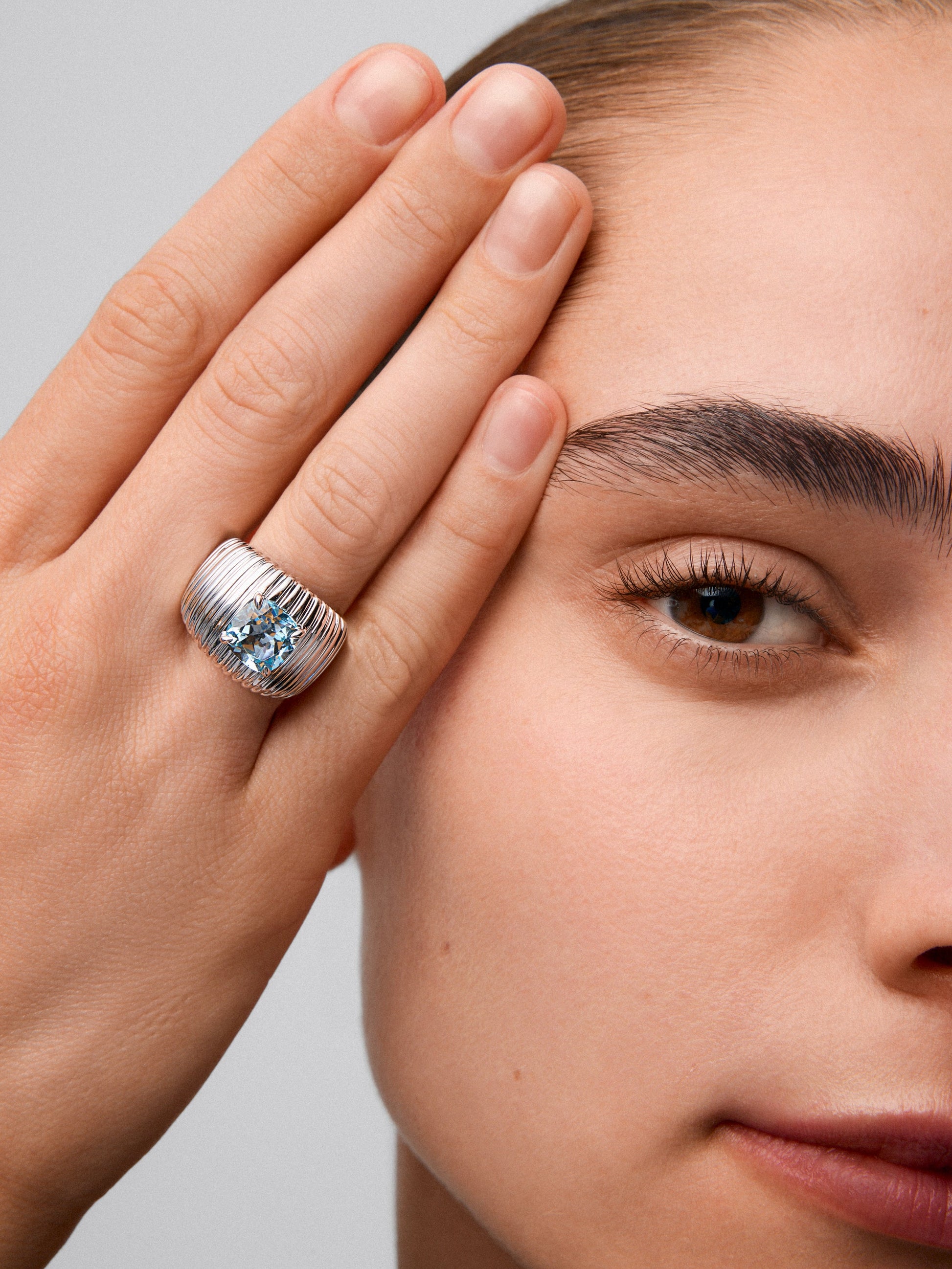 Anillo gallonado de plata 925 con topacio azul Sky