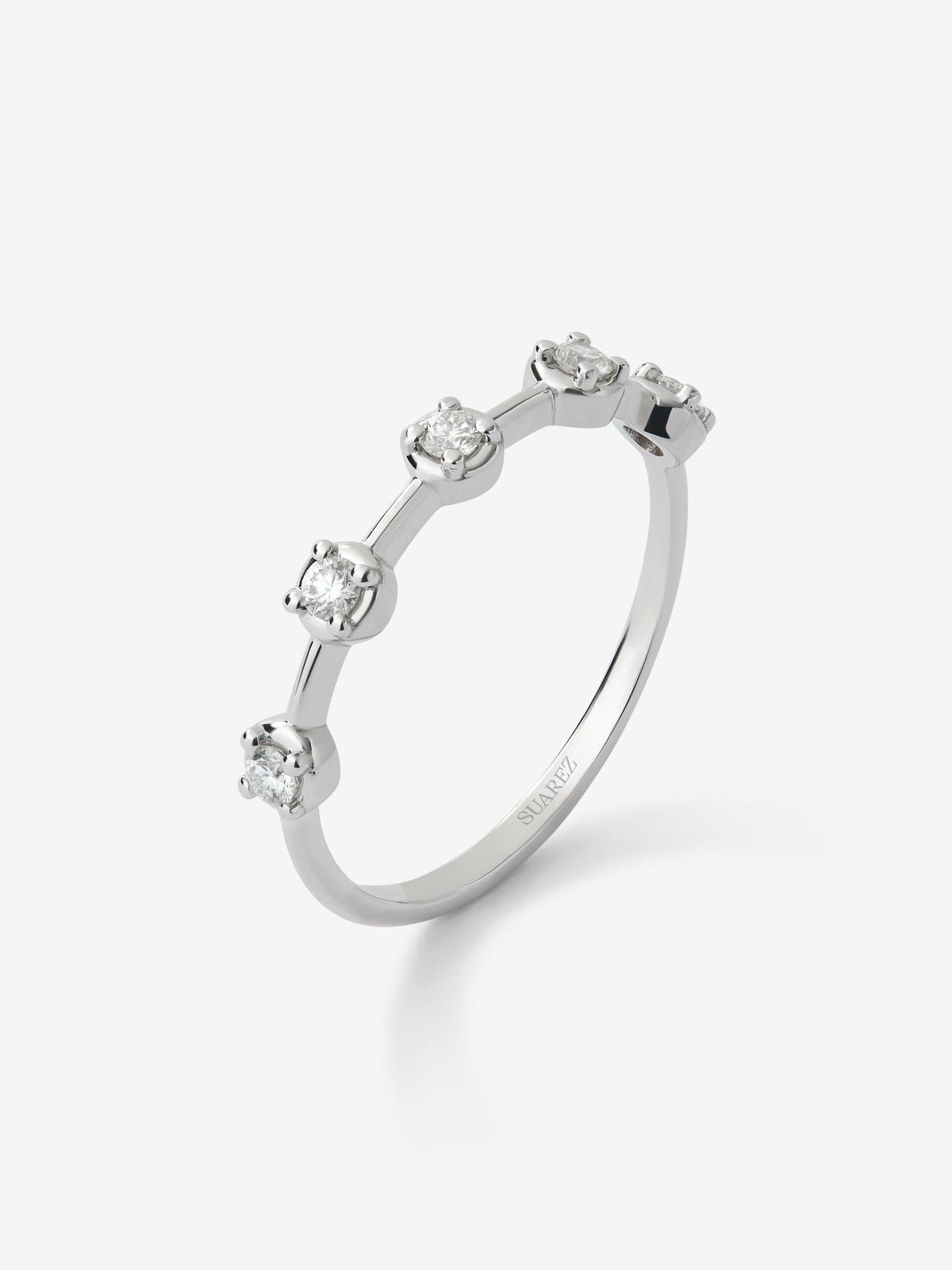 Anillo de oro blanco de 18K con 5 diamantes en talla brillante con un total de 0,16 cts