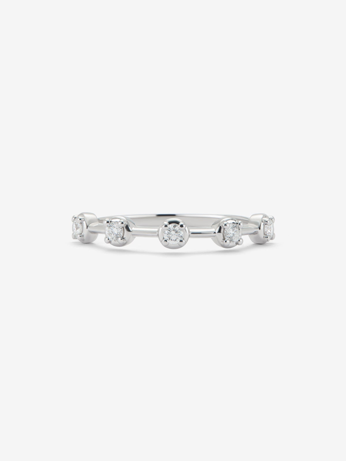 Anillo de oro blanco de 18K con 5 diamantes en talla brillante con un total de 0,16 cts