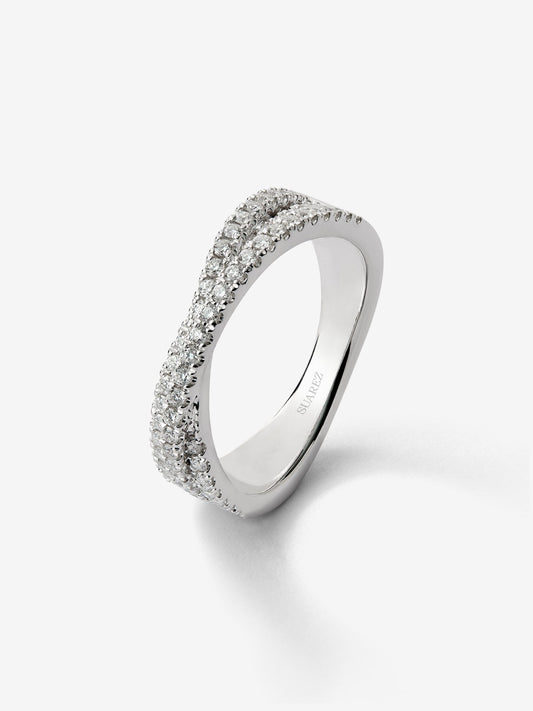 Anillo cruzado de oro blanco de 18K con diamantes en talla brillante con un total de 0,61 cts
