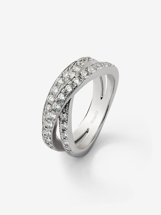 Anillo cruzado de oro blanco de 18K con 35 diamantes en talla brillante con un total de 1,24 cts