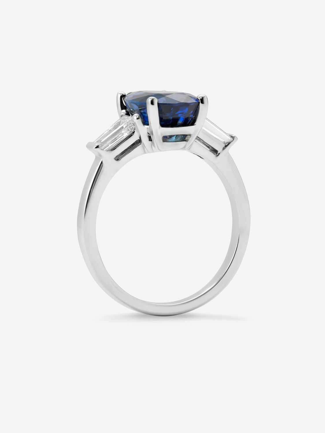 Anillo de oro blanco de 18K con zafiro azul royal en talla pera de 3,8 cts y 2 diamantes en talla trapecio con un total de 0,53 cts